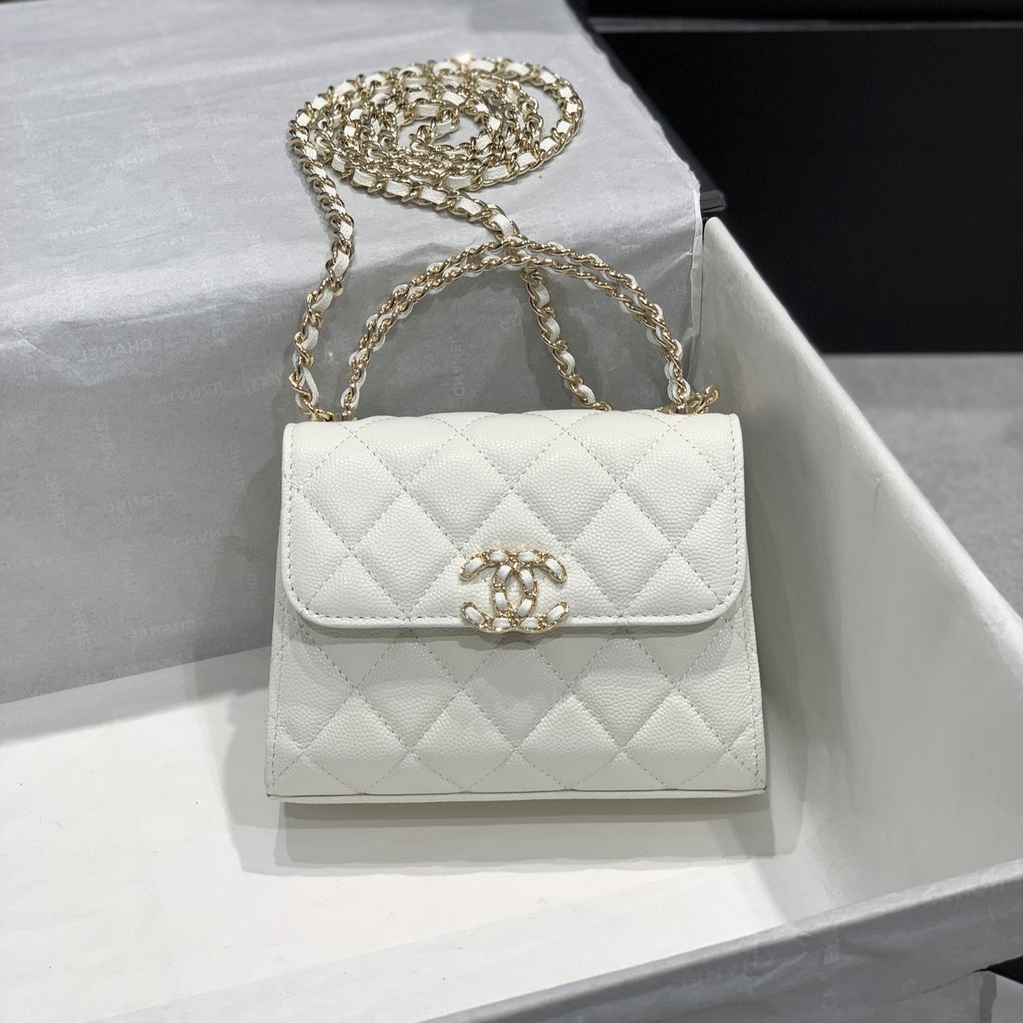 23P FLAP BAG 15CM WHITE CAVIAR GOLD HARDWARE
