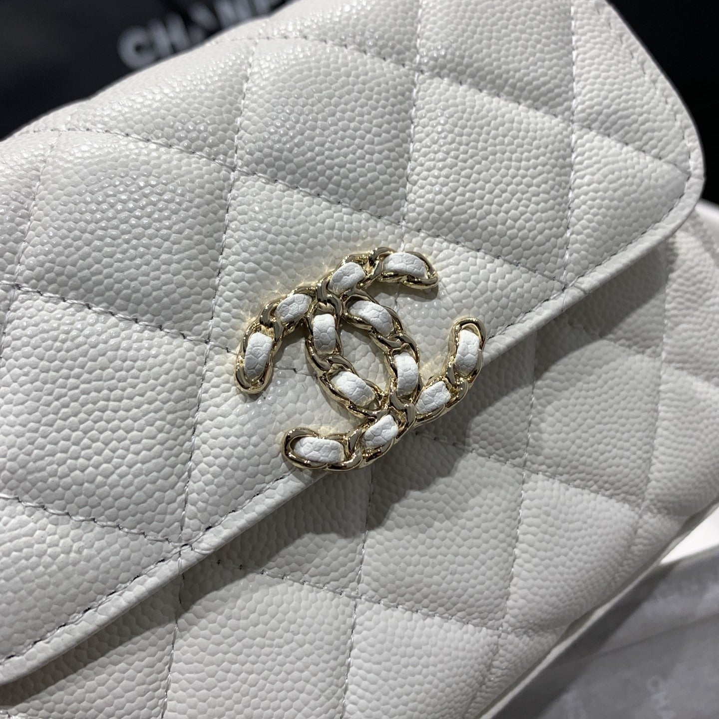 23P FLAP BAG 15CM WHITE CAVIAR GOLD HARDWARE