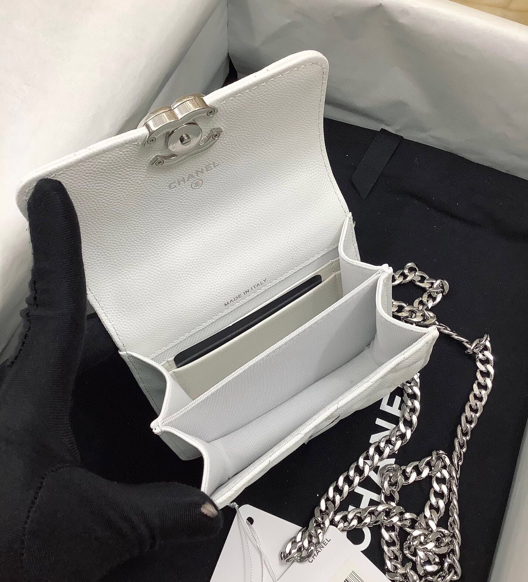 CC WOC 13CM WITH TOP HANDLE WHITE QUILTED CAVIAR LEATHER SILVER HARDWARE