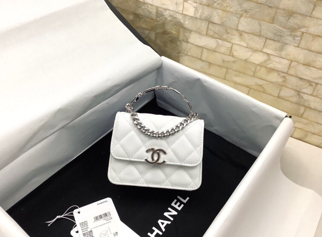 CC WOC 13CM AVEC POIGNÉE SUPÉRIEURE CUIR CAVIAR BLANC MATELASSÉ QUINCAILLERIE ARGENTÉE