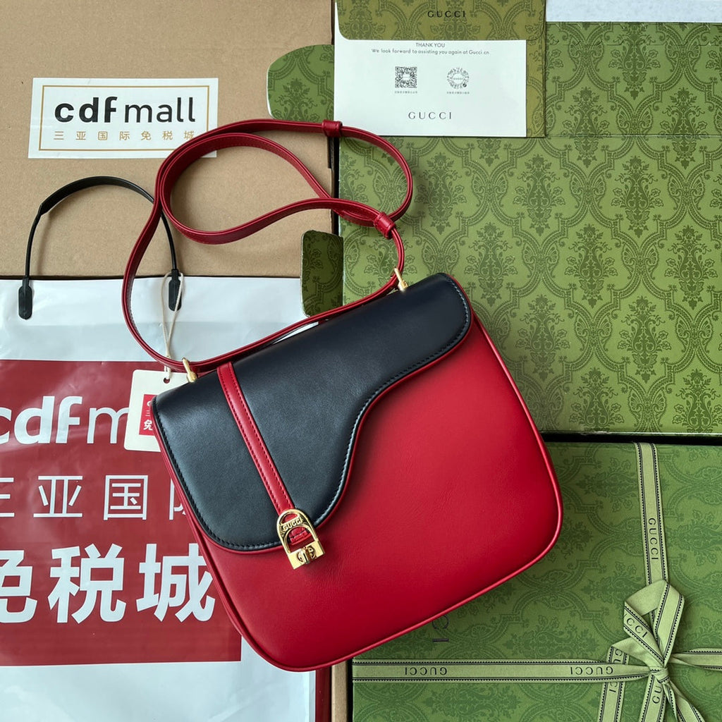 SAC À BANDOULIÈRE DE STYLE ÉQUESTRE 21 PO EN CUIR DE VEAU ROUGE MIXTE NOIR ET QUINCAILLERIE DORÉ