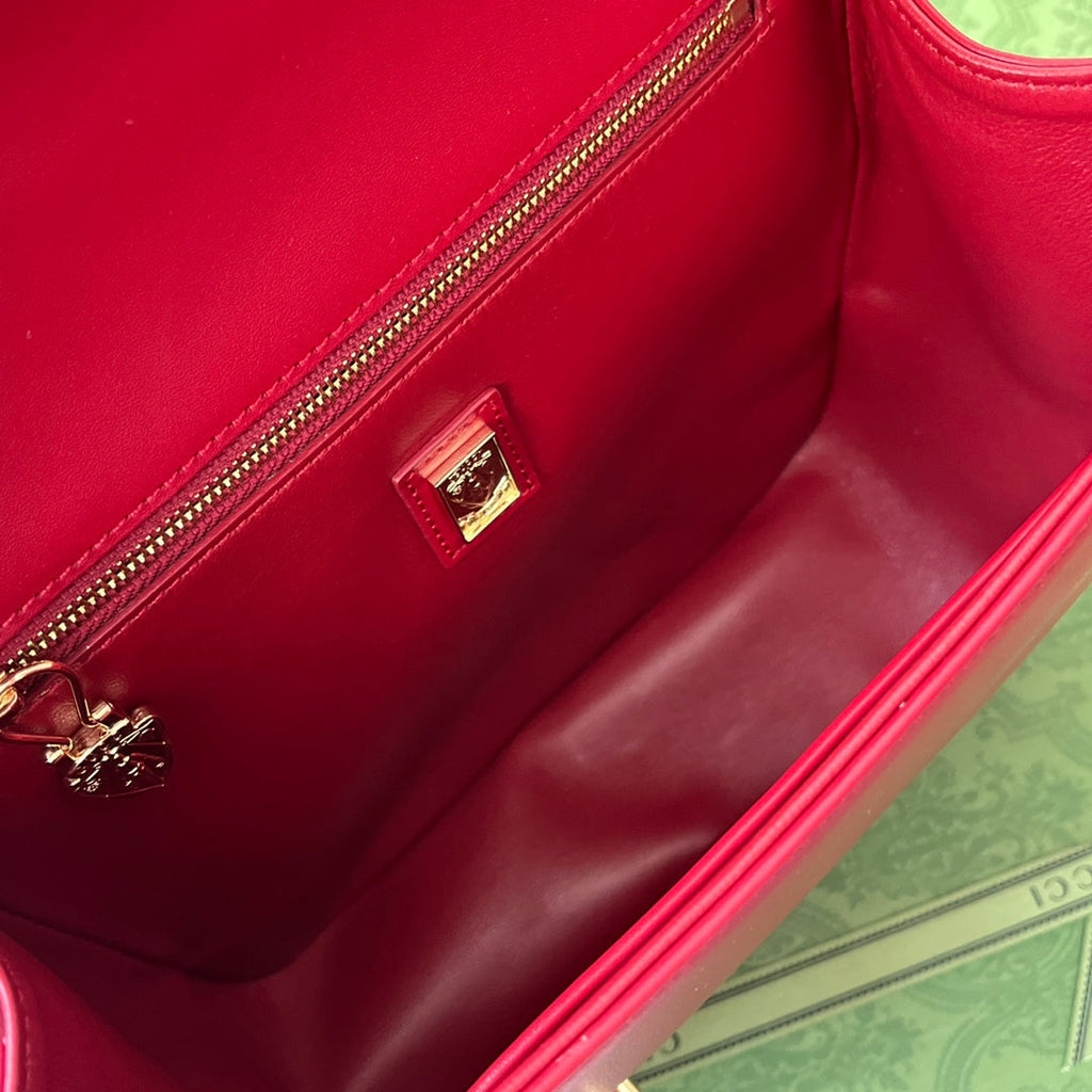 SAC À BANDOULIÈRE DE STYLE ÉQUESTRE 21 PO EN CUIR DE VEAU ROUGE MIXTE NOIR ET QUINCAILLERIE DORÉ