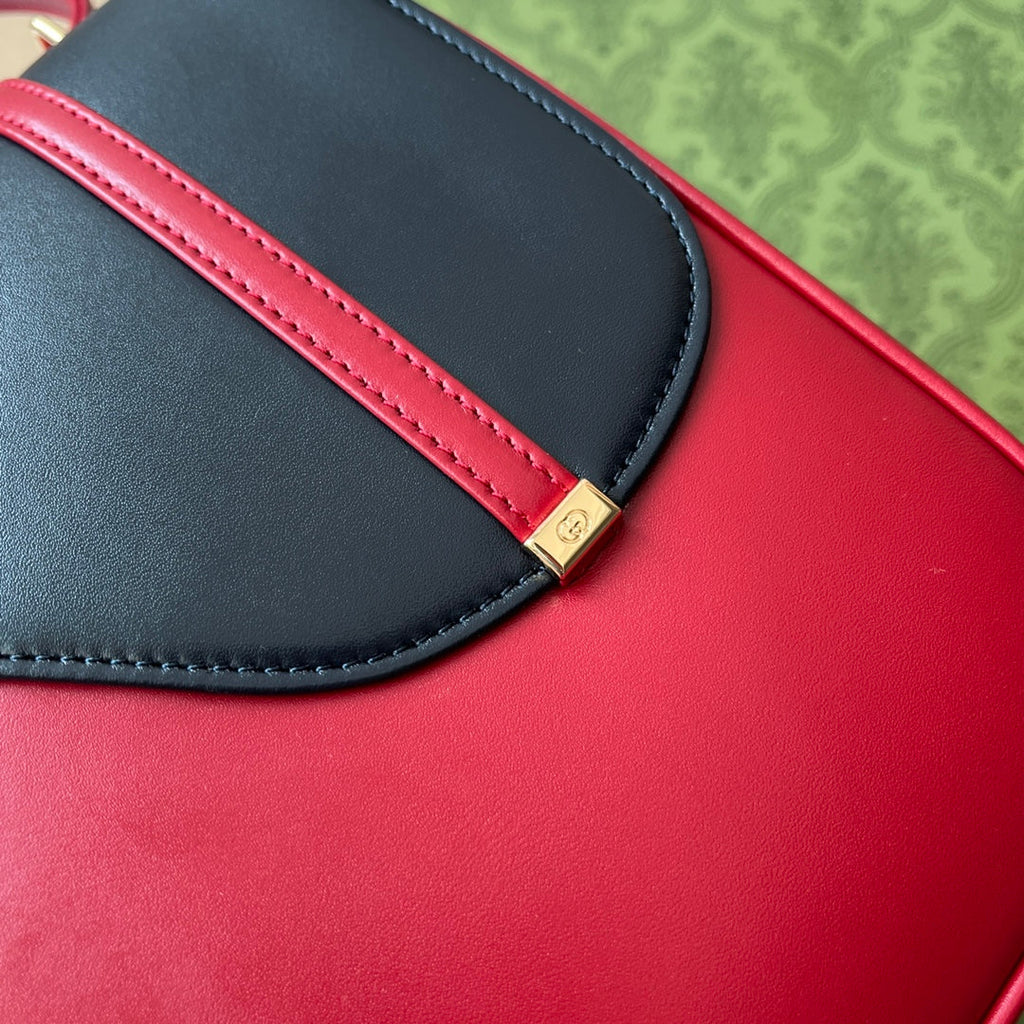 SAC À BANDOULIÈRE DE STYLE ÉQUESTRE 21 PO EN CUIR DE VEAU ROUGE MIXTE NOIR ET QUINCAILLERIE DORÉ