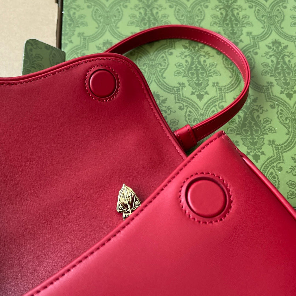 SAC À BANDOULIÈRE DE STYLE ÉQUESTRE 21 PO EN CUIR DE VEAU ROUGE MIXTE NOIR ET QUINCAILLERIE DORÉ