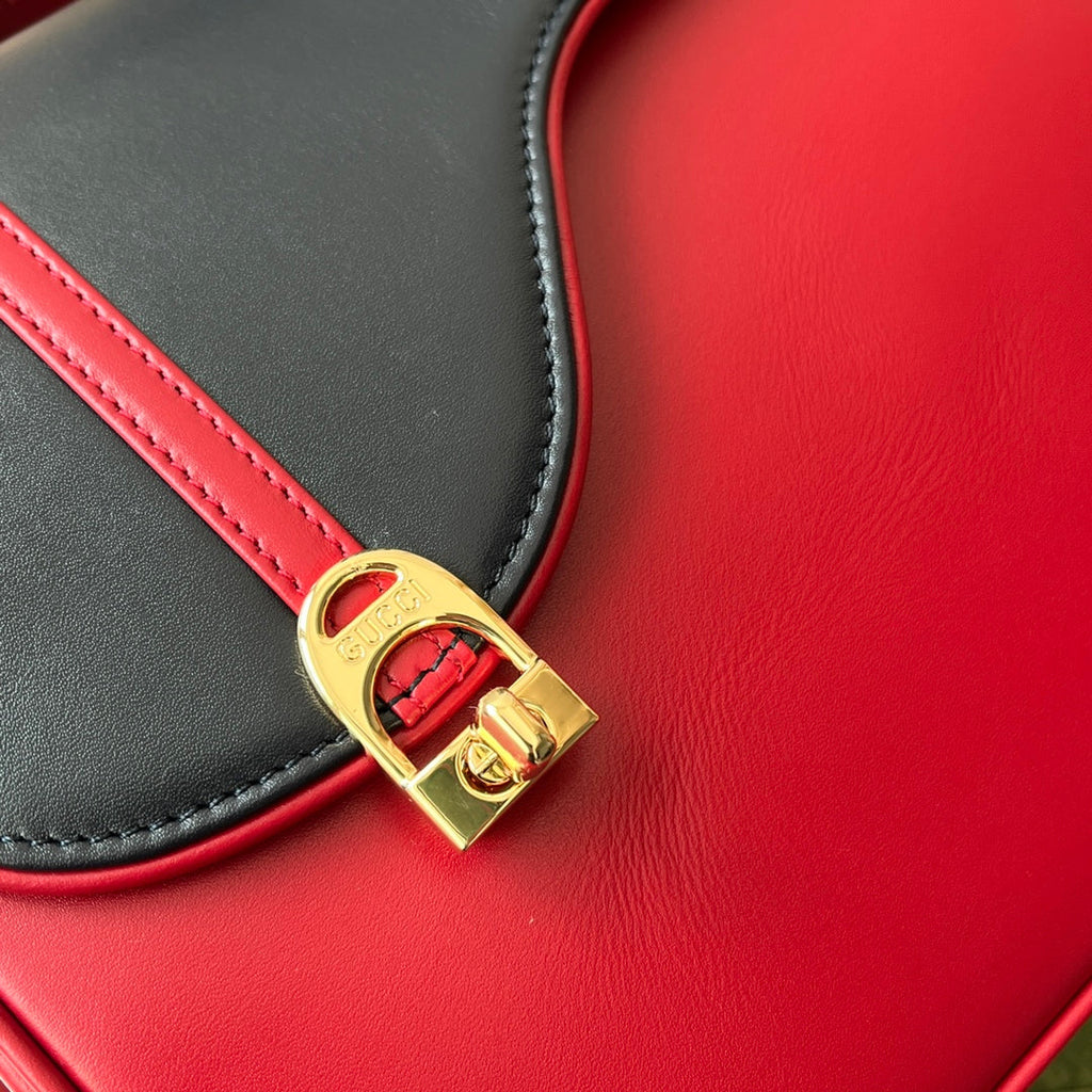 SAC À BANDOULIÈRE DE STYLE ÉQUESTRE 21 PO EN CUIR DE VEAU ROUGE MIXTE NOIR ET QUINCAILLERIE DORÉ