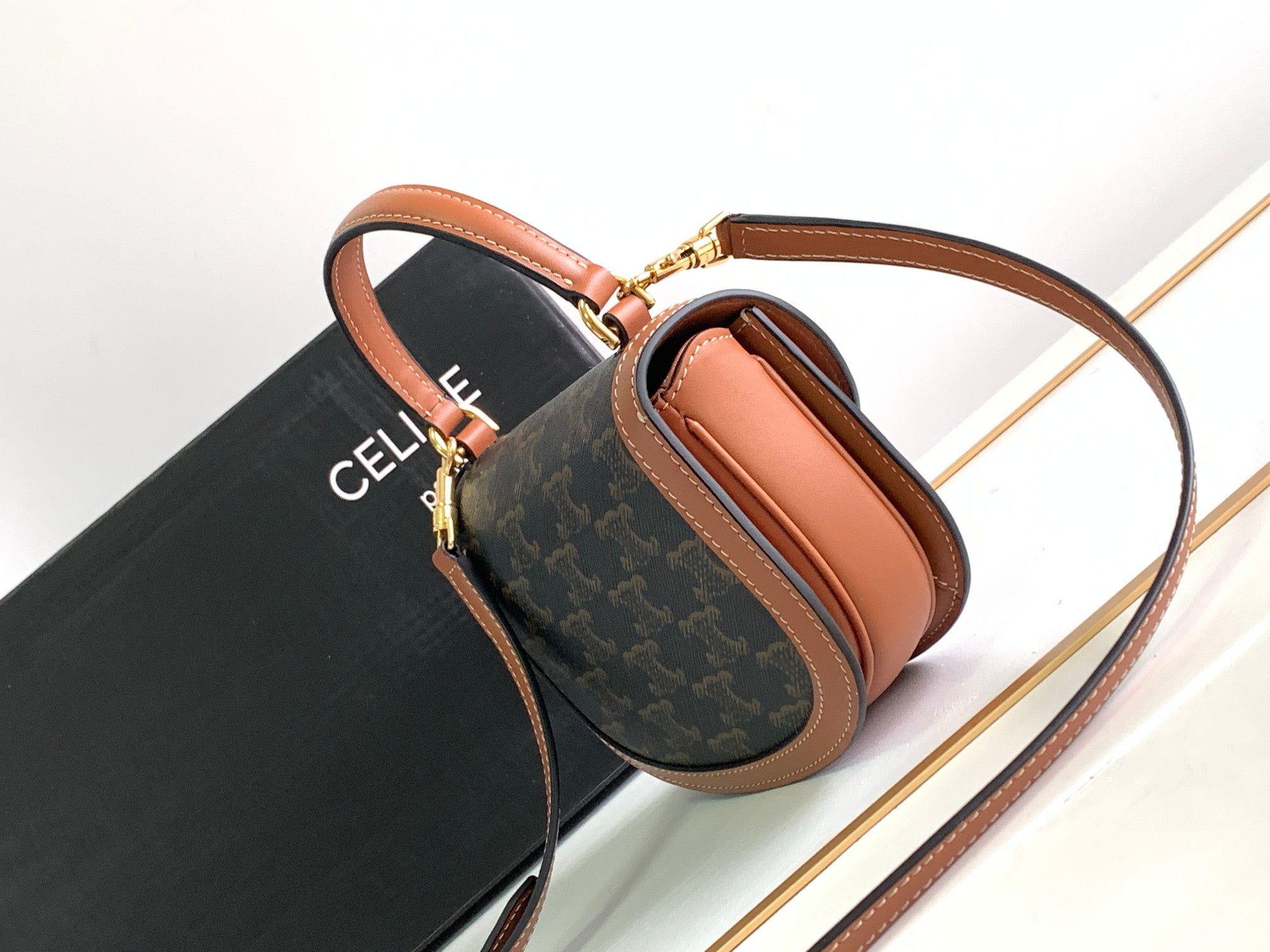 BESACE CHAÎNE ADOLESCENT TRIOMPHE 15,5 CM MONOGRAMME MARRON ET CUIR DE VEAU TAN