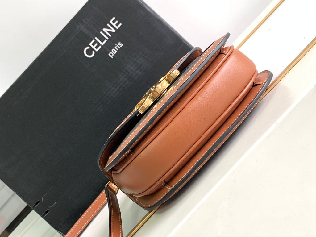 BESACE CHAÎNE ADOLESCENT TRIOMPHE 15,5 CM MONOGRAMME MARRON ET CUIR DE VEAU TAN