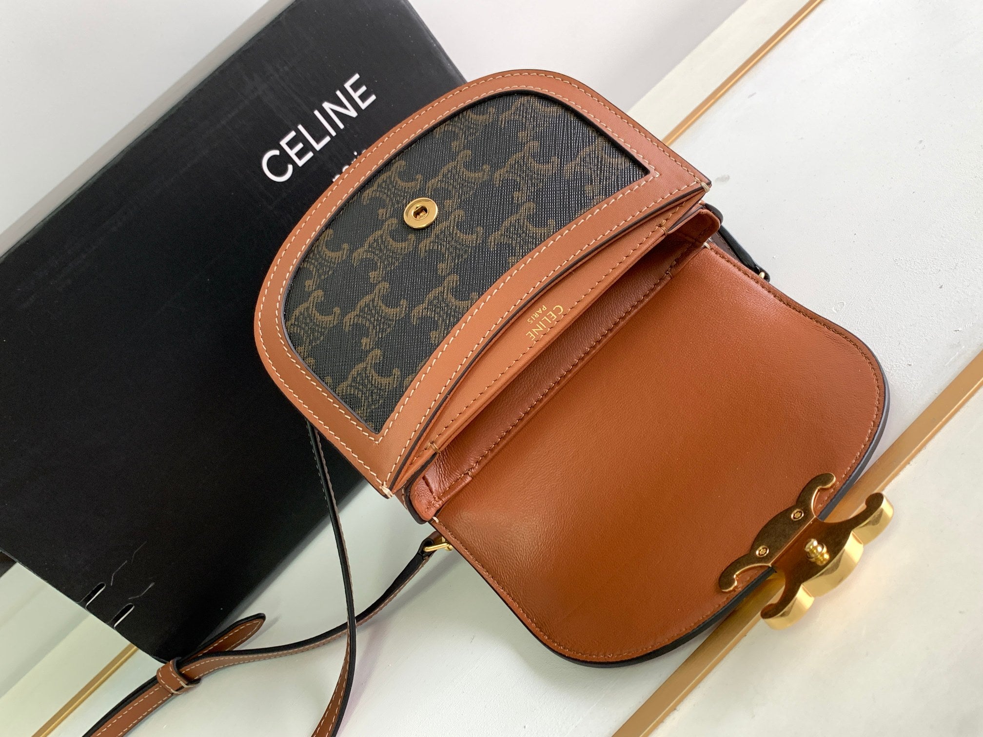 BESACE CHAÎNE ADOLESCENT TRIOMPHE 15,5 CM MONOGRAMME MARRON ET CUIR DE VEAU TAN