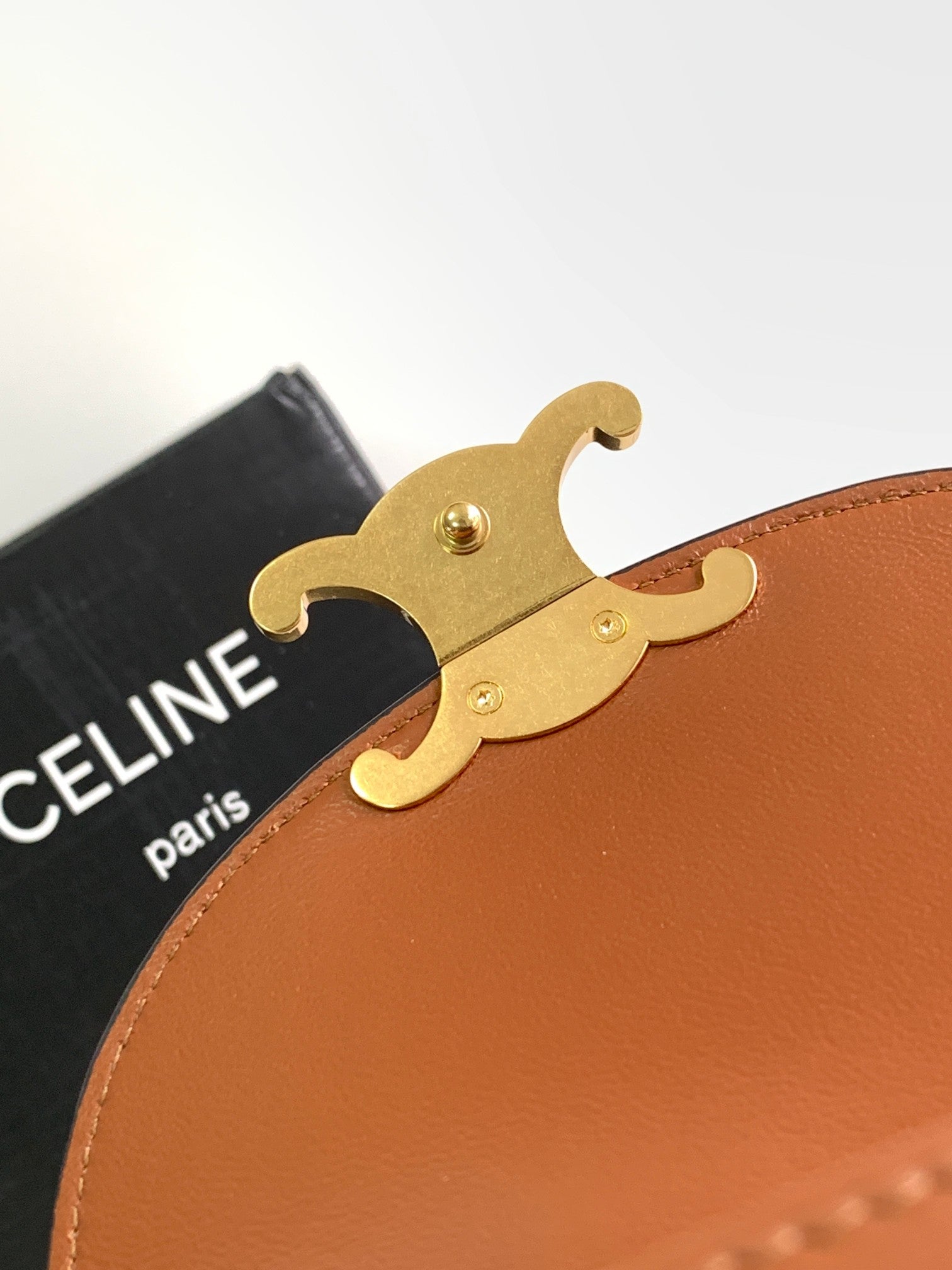 BESACE CHAÎNE ADOLESCENT TRIOMPHE 15,5 CM MONOGRAMME MARRON ET CUIR DE VEAU TAN