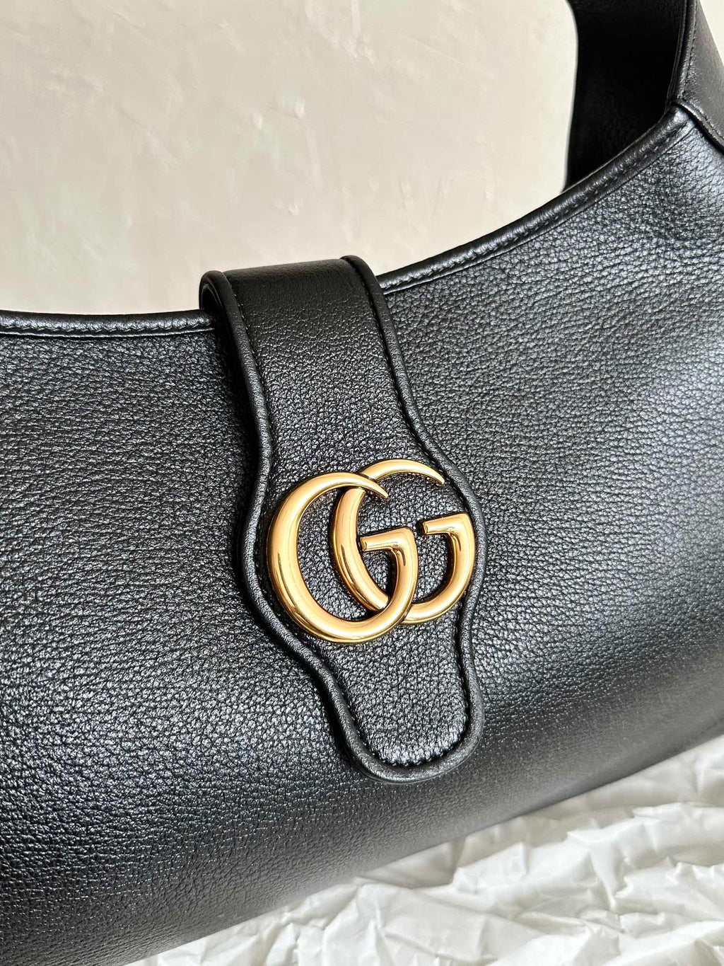 Grand sac bandoulière APHRODITE 47 en cuir de veau noir