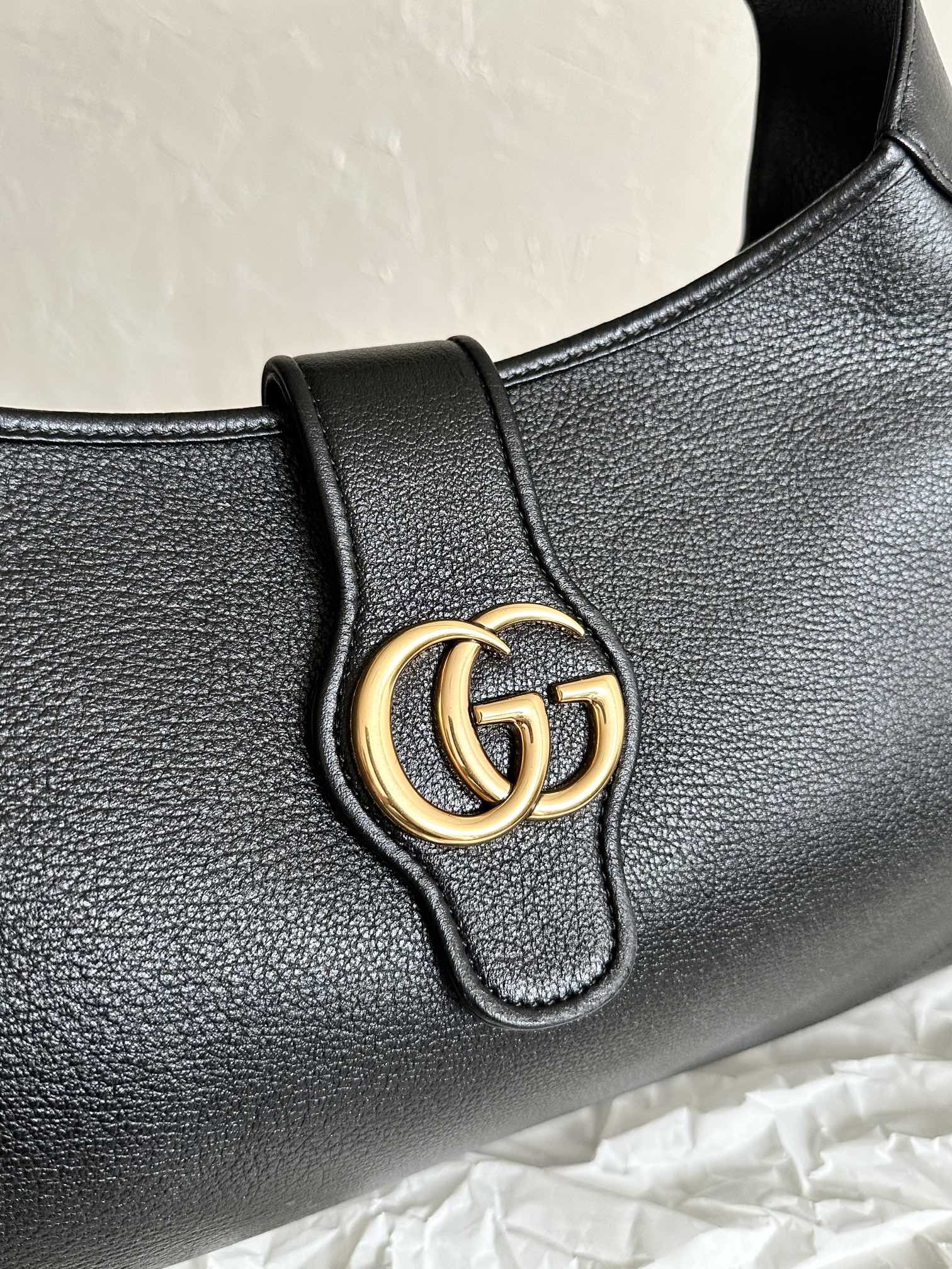 Grand sac bandoulière APHRODITE 47 en cuir de veau noir
