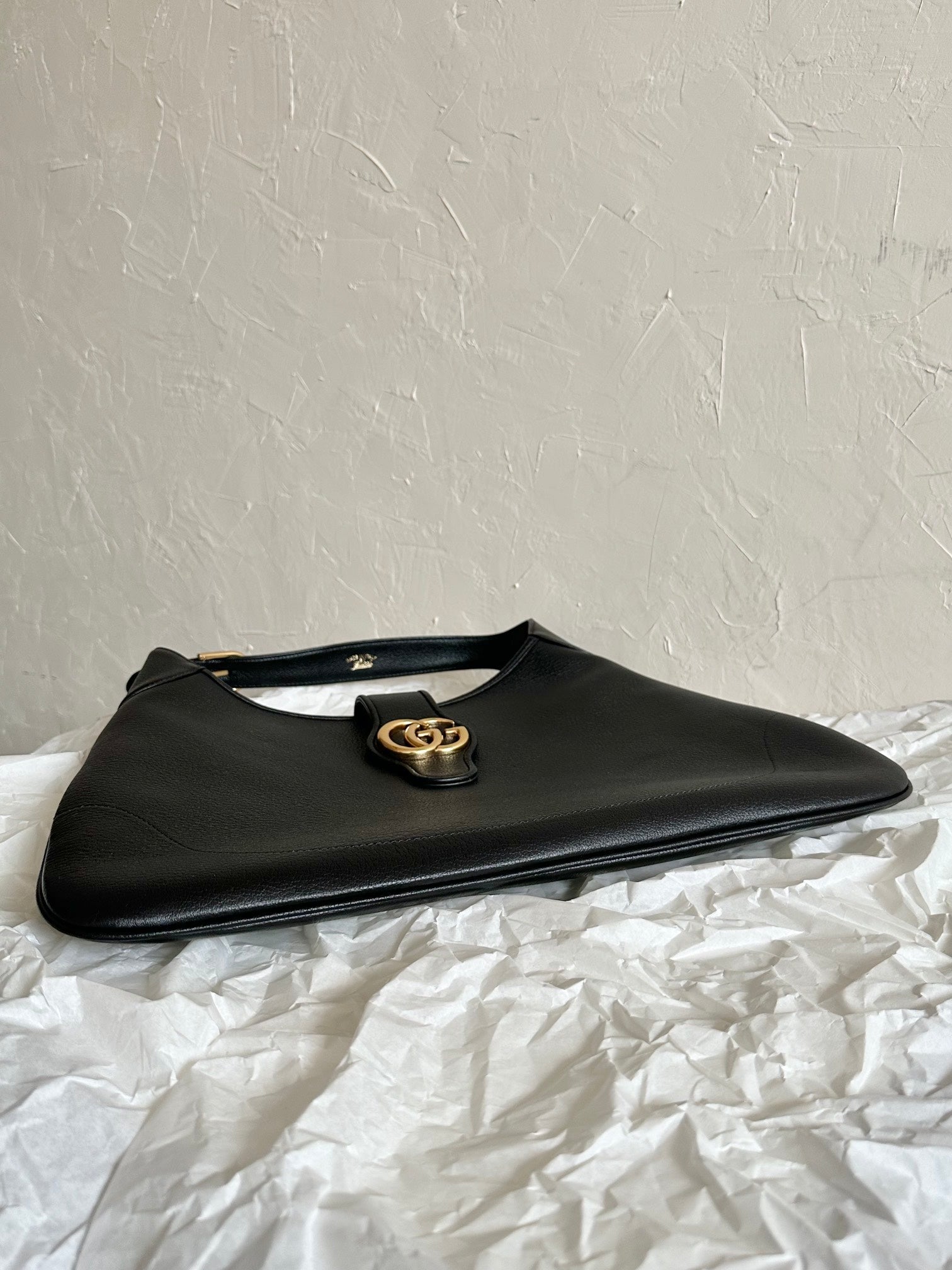 Grand sac bandoulière APHRODITE 47 en cuir de veau noir