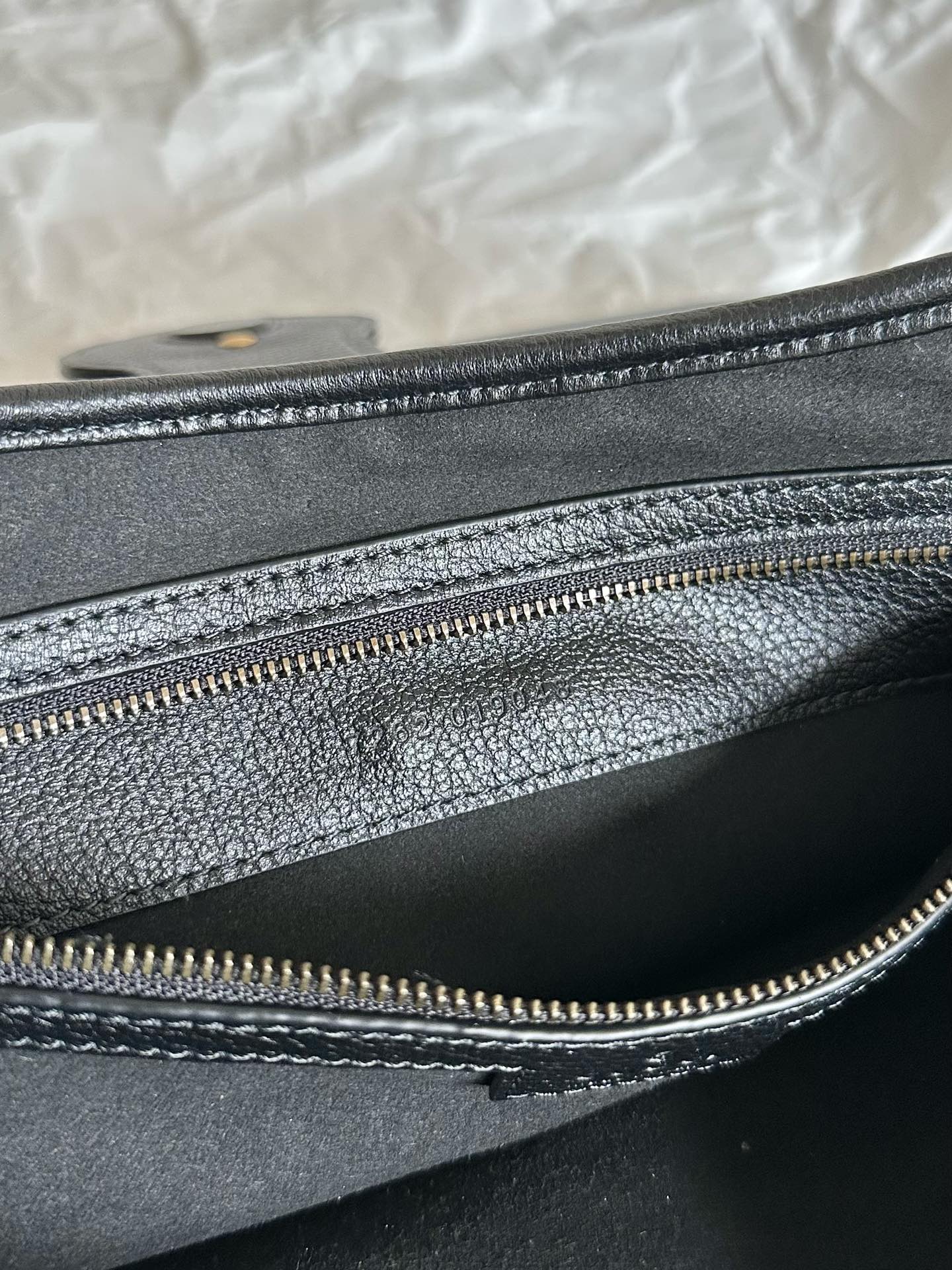 Grand sac bandoulière APHRODITE 47 en cuir de veau noir