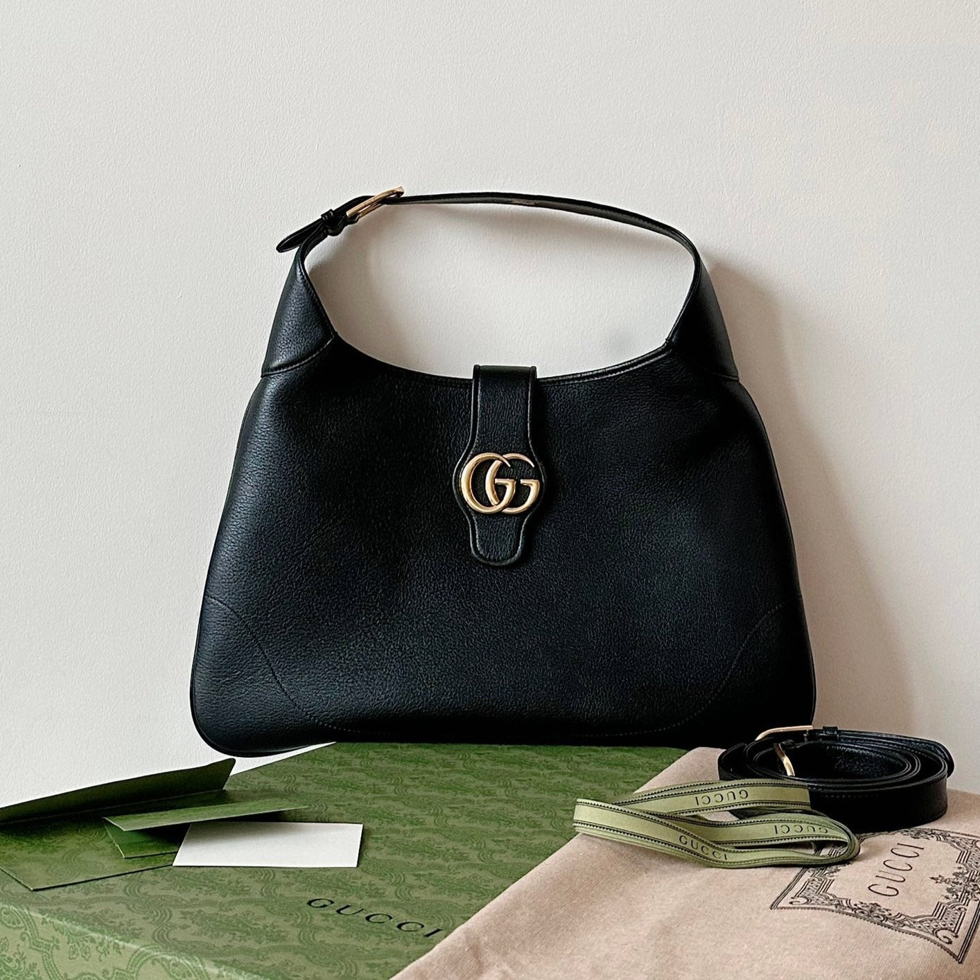 Grand sac bandoulière APHRODITE 47 en cuir de veau noir