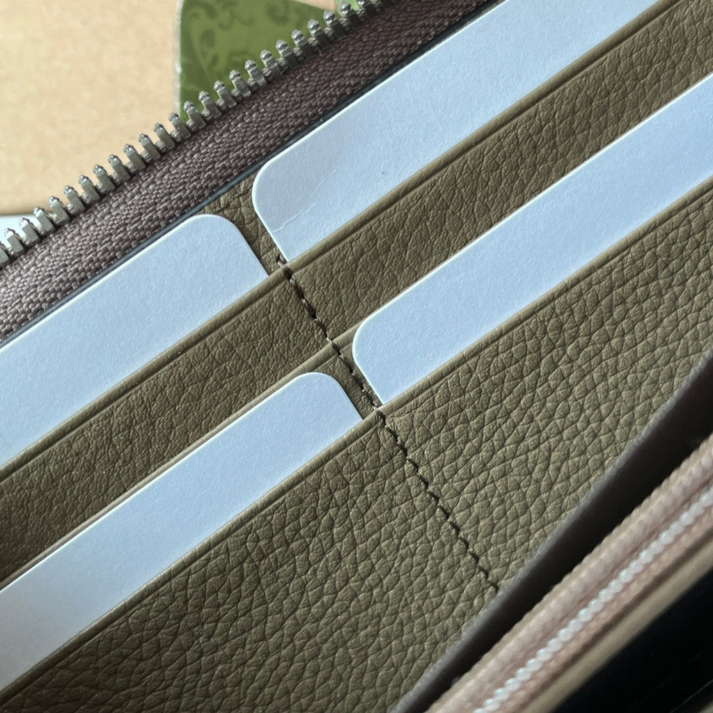PORTEFEUILLE 19 ENTIÈREMENT ZIPPÉ EN CUIR DE VEAU VERT MOUSSE EMBOSSÉ