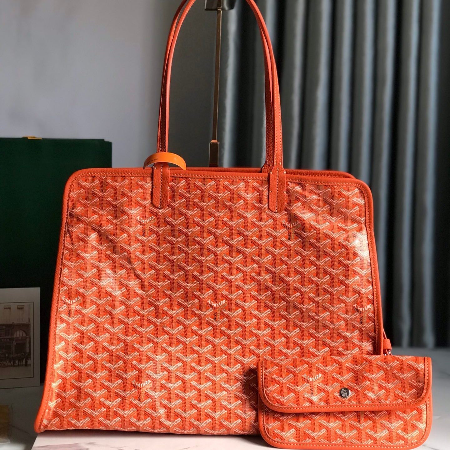 SAC HARDY PM 40 EN TOILE GOYARDINE ORANGE ET GARNITURES EN CUIR TAURILLON