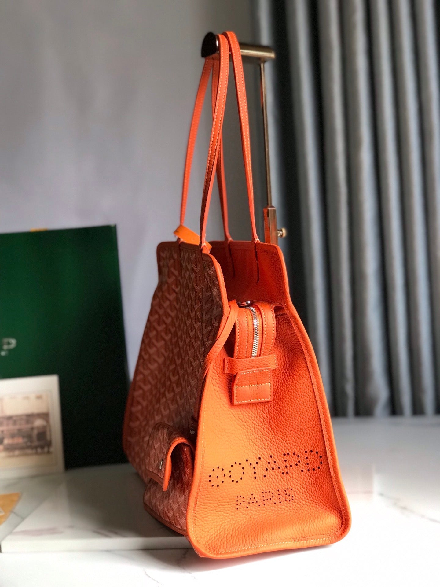 SAC HARDY PM 40 EN TOILE GOYARDINE ORANGE ET GARNITURES EN CUIR TAURILLON