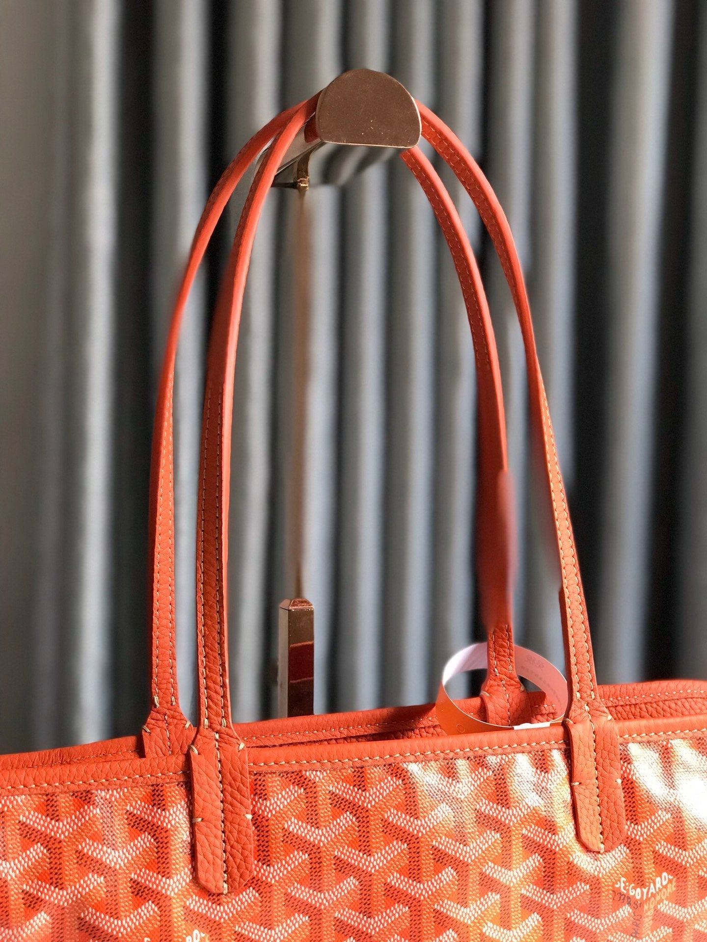 SAC HARDY PM 40 EN TOILE GOYARDINE ORANGE ET GARNITURES EN CUIR TAURILLON