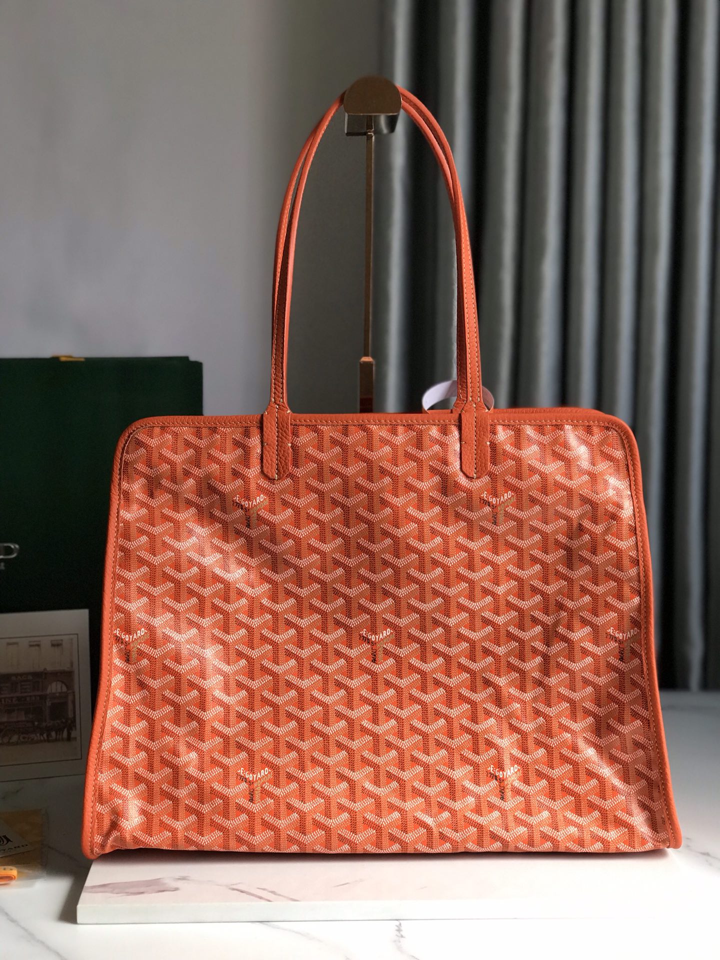 SAC HARDY PM 40 EN TOILE GOYARDINE ORANGE ET GARNITURES EN CUIR TAURILLON