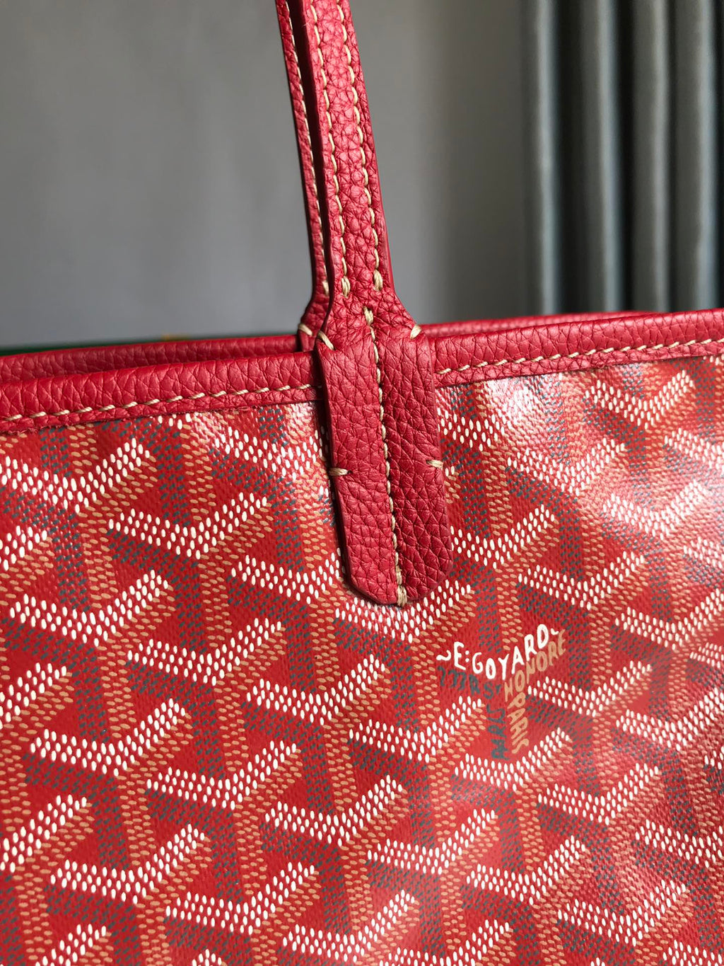SAC HARDY PM 40 EN TOILE GOYARDINE ROUGE ET GARNITURES EN CUIR TAURILLON