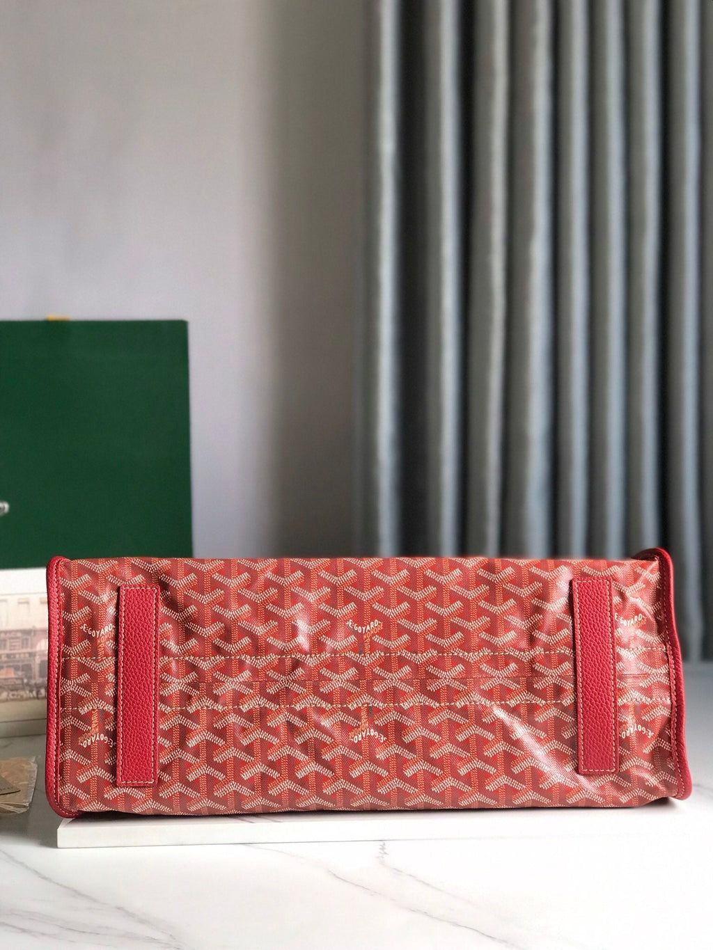 SAC HARDY PM 40 EN TOILE GOYARDINE ROUGE ET GARNITURES EN CUIR TAURILLON