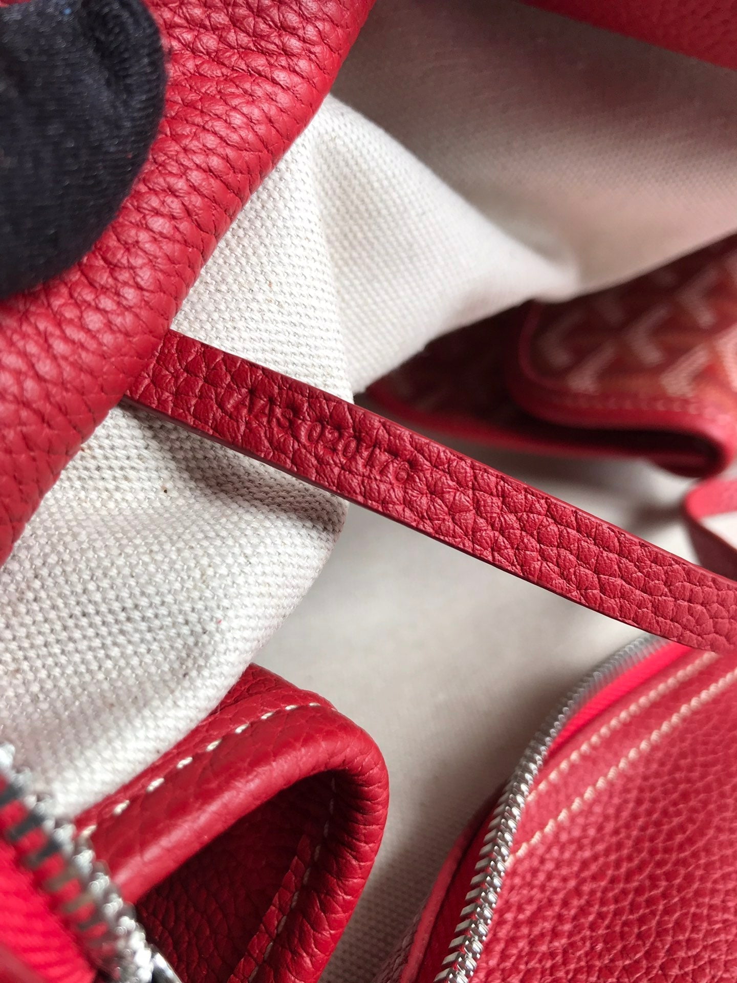 SAC HARDY PM 40 EN TOILE GOYARDINE ROUGE ET GARNITURES EN CUIR TAURILLON