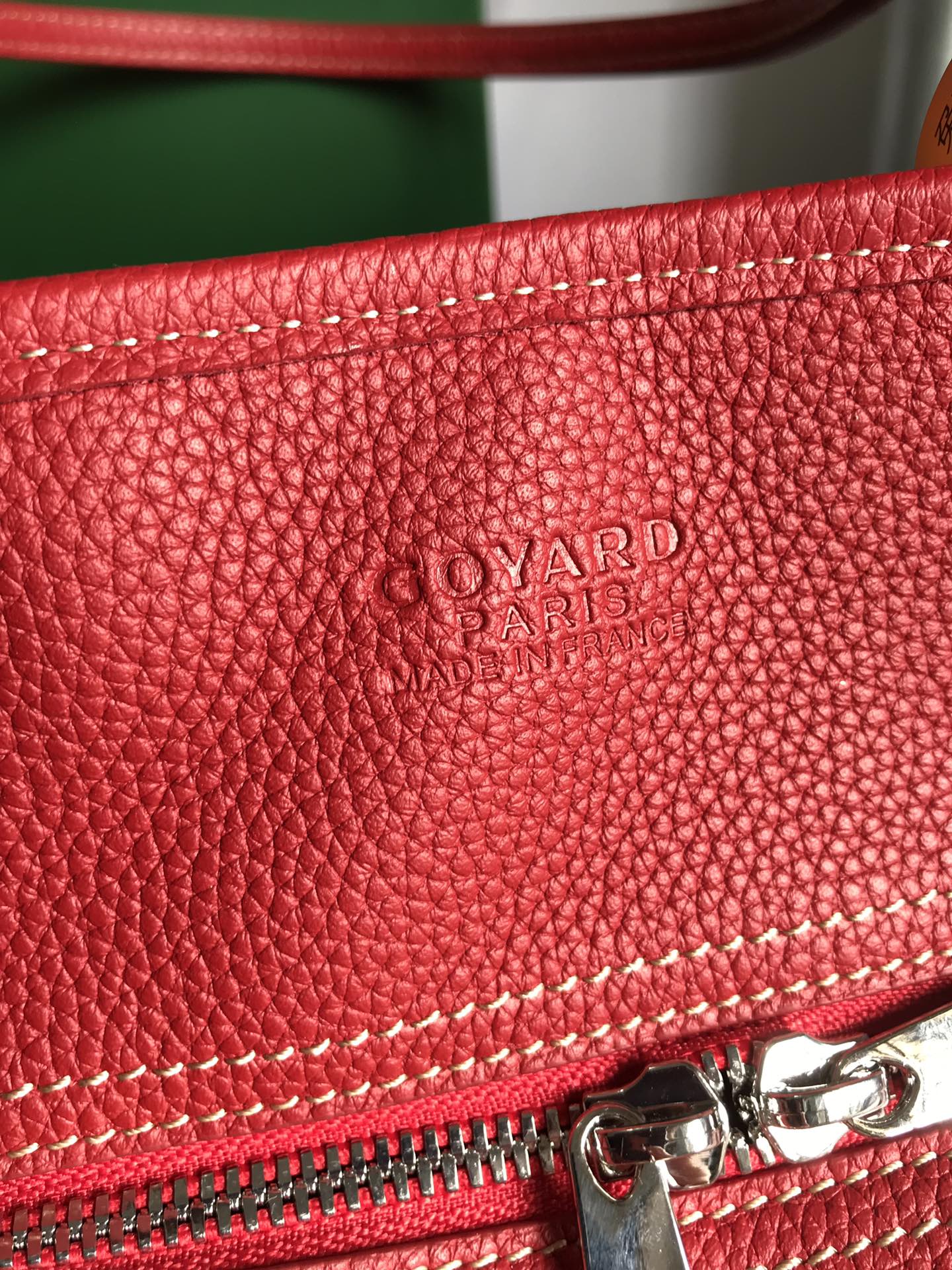 SAC HARDY PM 40 EN TOILE GOYARDINE ROUGE ET GARNITURES EN CUIR TAURILLON