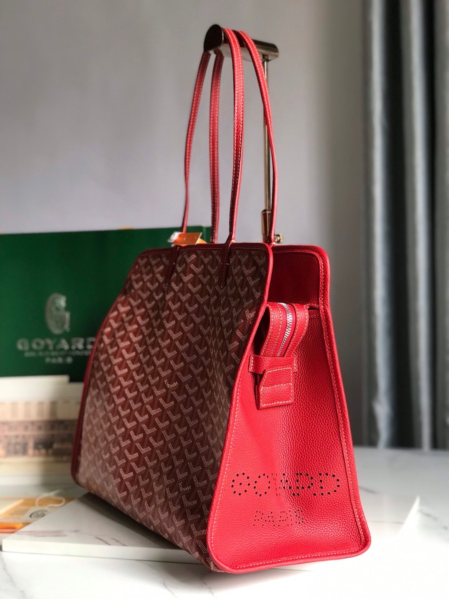 SAC HARDY PM 40 EN TOILE GOYARDINE ROUGE ET GARNITURES EN CUIR TAURILLON