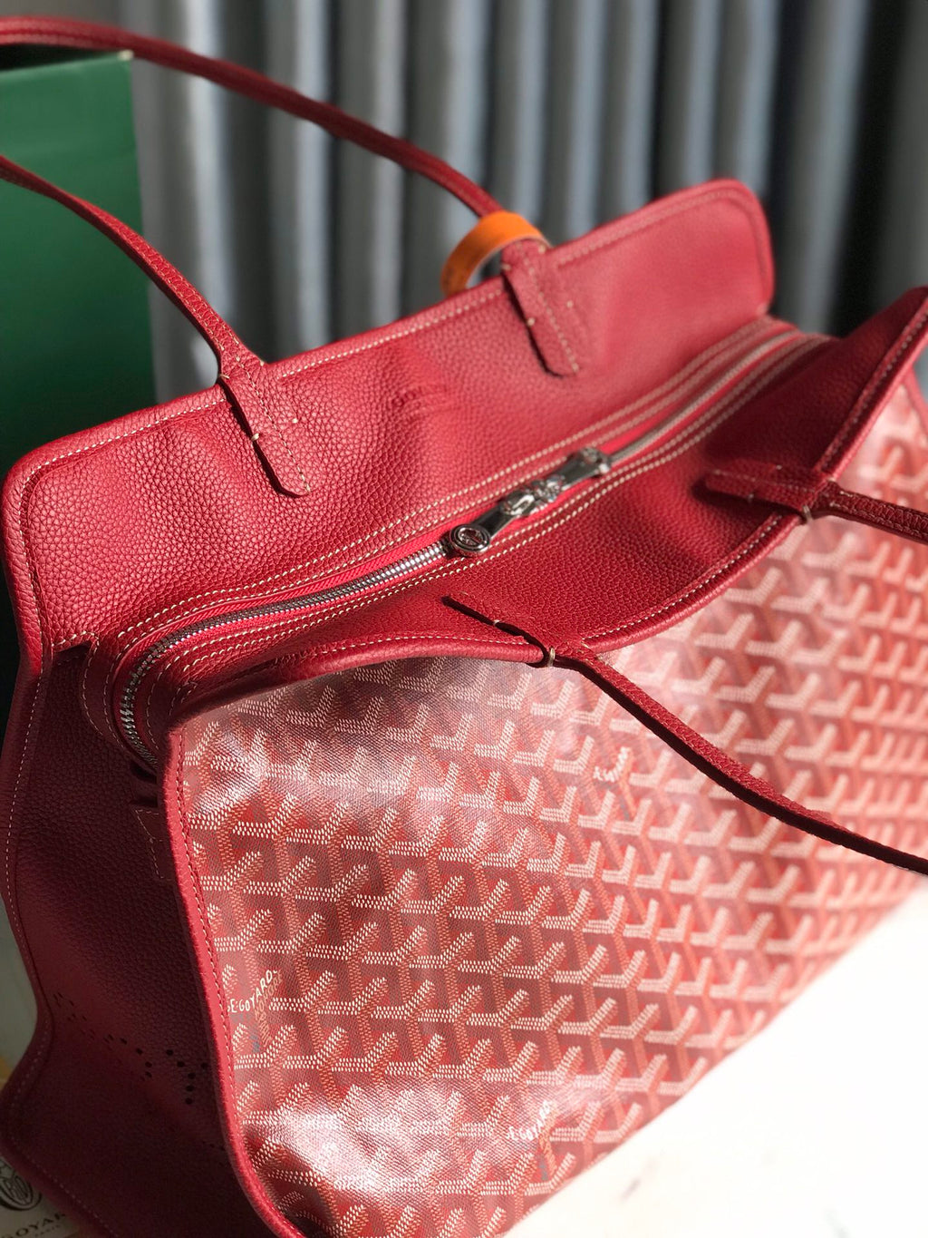SAC HARDY PM 40 EN TOILE GOYARDINE ROUGE ET GARNITURES EN CUIR TAURILLON