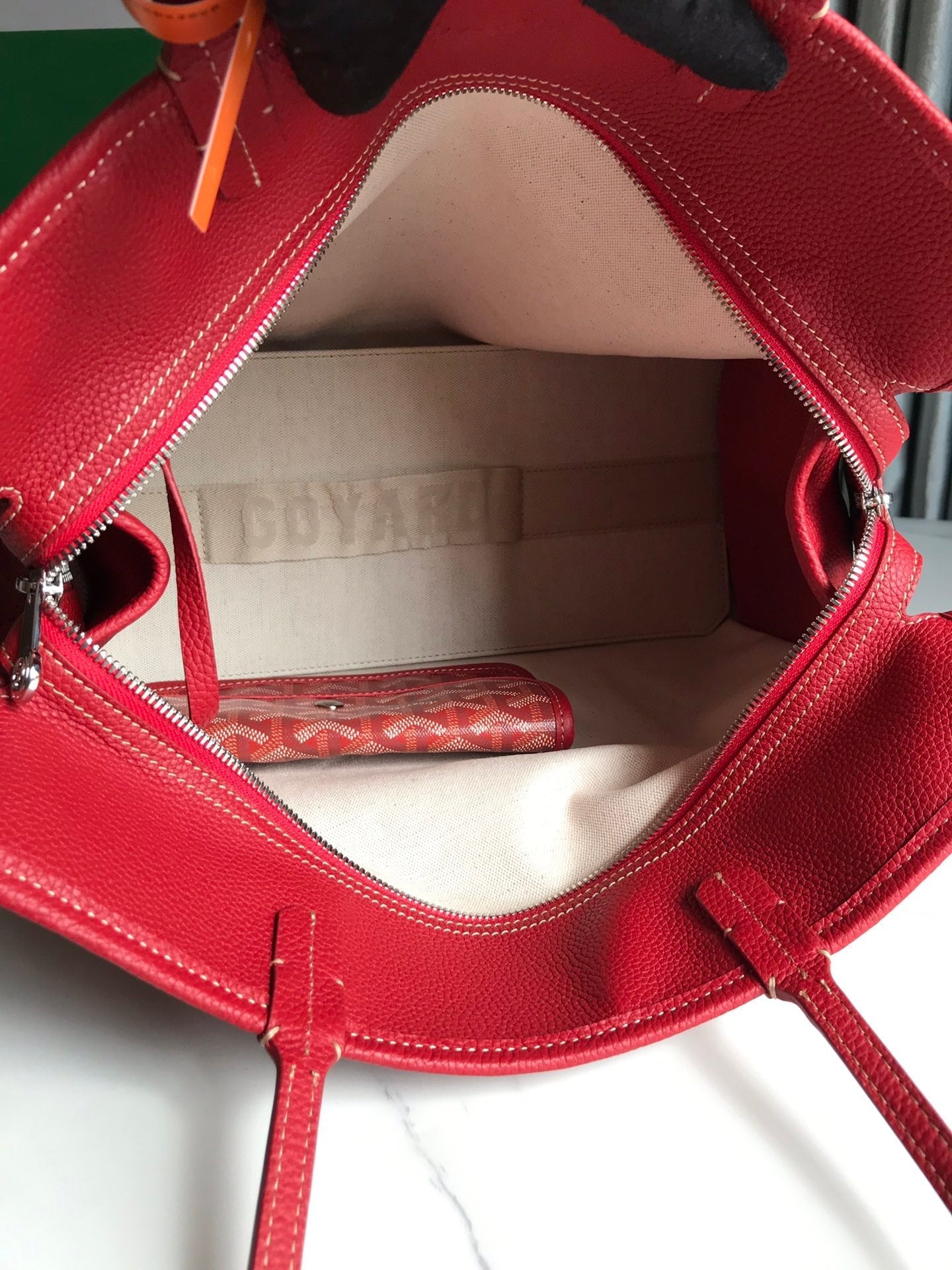 SAC HARDY PM 40 EN TOILE GOYARDINE ROUGE ET GARNITURES EN CUIR TAURILLON