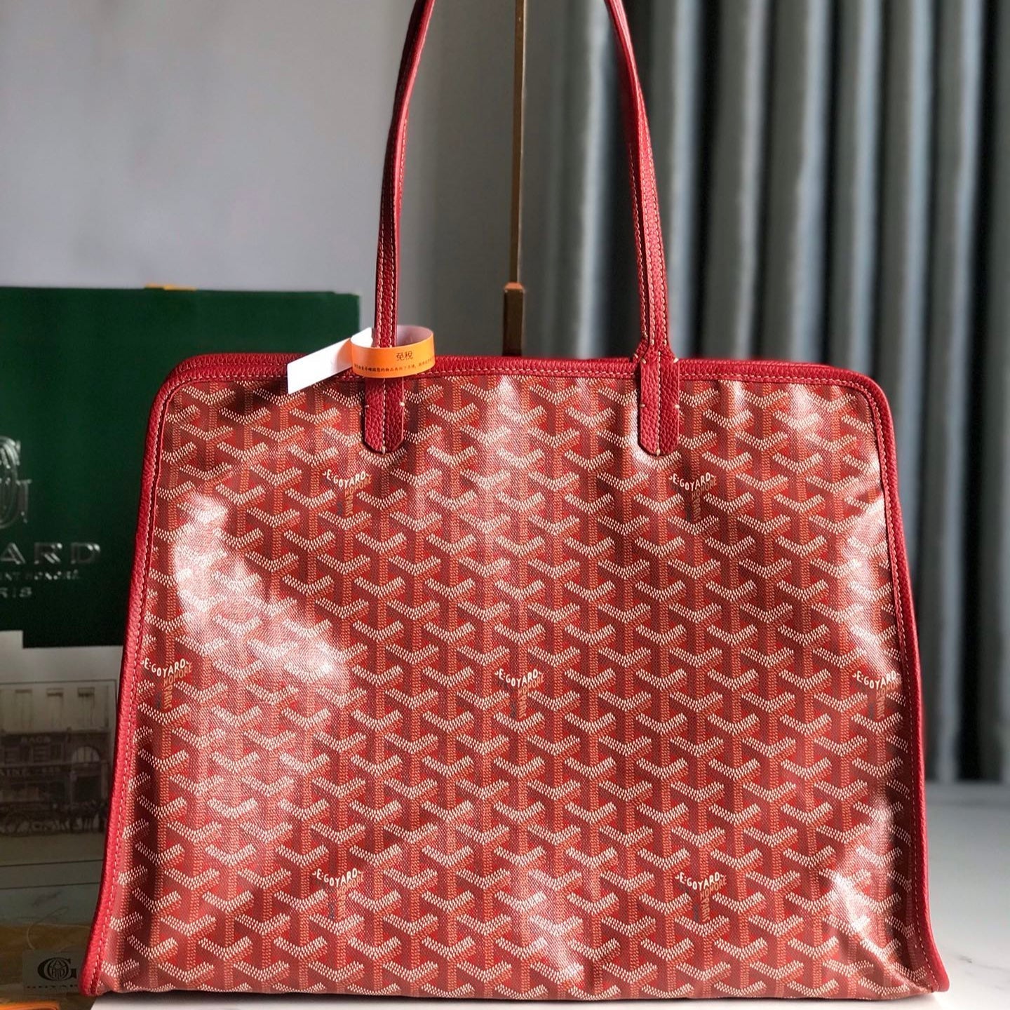 SAC HARDY PM 40 EN TOILE GOYARDINE ROUGE ET GARNITURES EN CUIR TAURILLON