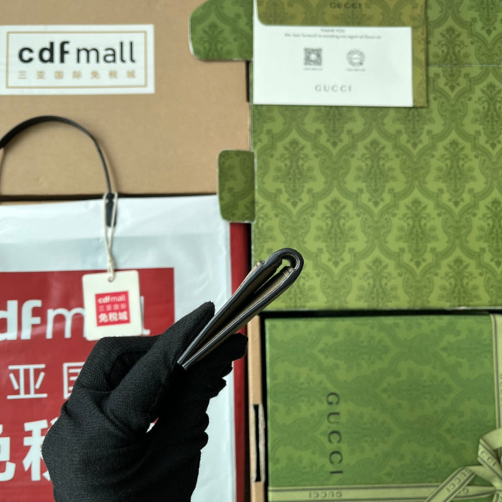 PORTE-CARTES 12 EN CUIR DE VEAU VERT MOUSSE EMBOSSÉ
