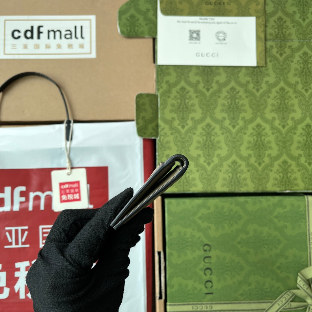 PORTE-CARTES 12 EN CUIR DE VEAU VERT MOUSSE EMBOSSÉ