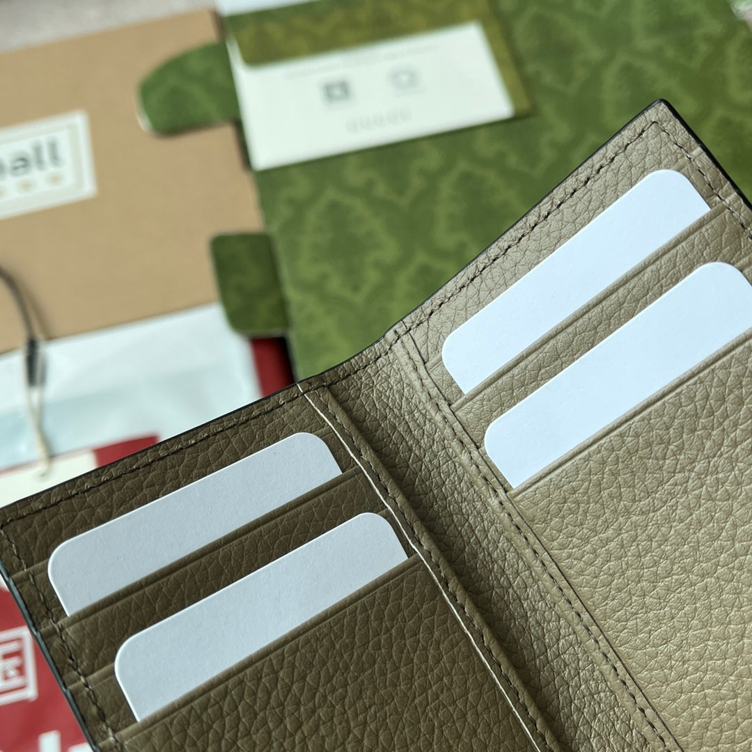PORTE-CARTES 12 EN CUIR DE VEAU VERT MOUSSE EMBOSSÉ