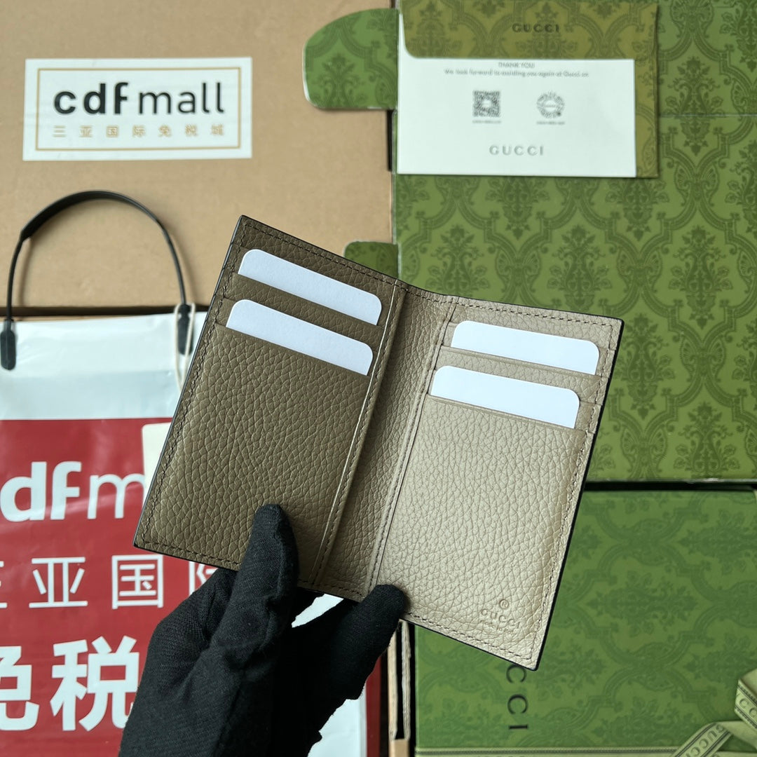 PORTE-CARTES 12 EN CUIR DE VEAU VERT MOUSSE EMBOSSÉ
