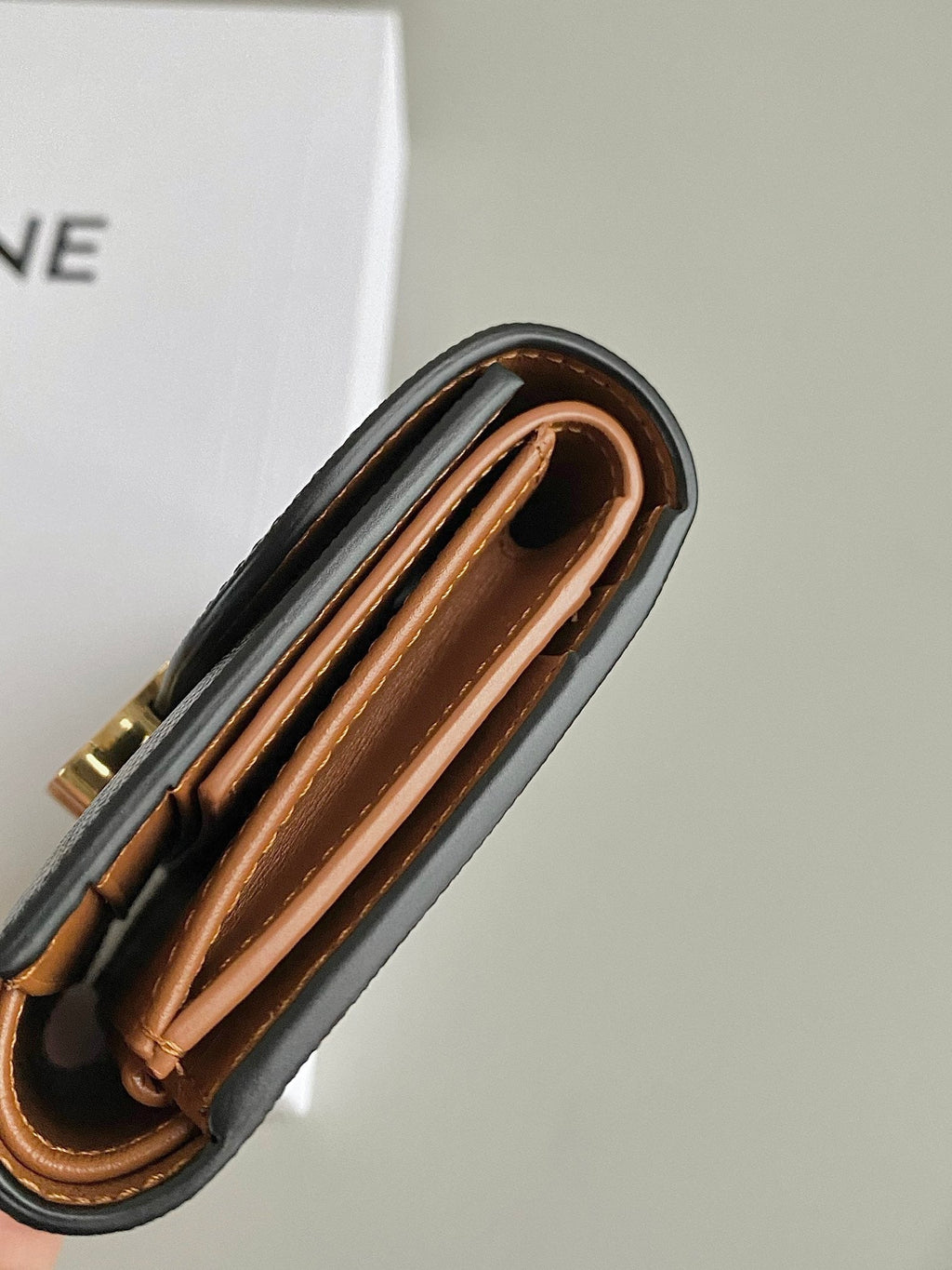PORTEFEUILLE TRIPHOME 10 TROIS VOLETS EN CUIR DE VEAU OLD FLEUR MARRON