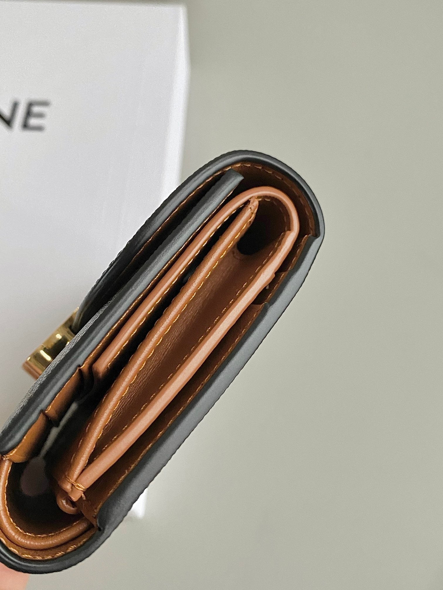 PORTEFEUILLE TRIPHOME 10 TROIS VOLETS EN CUIR DE VEAU OLD FLEUR MARRON