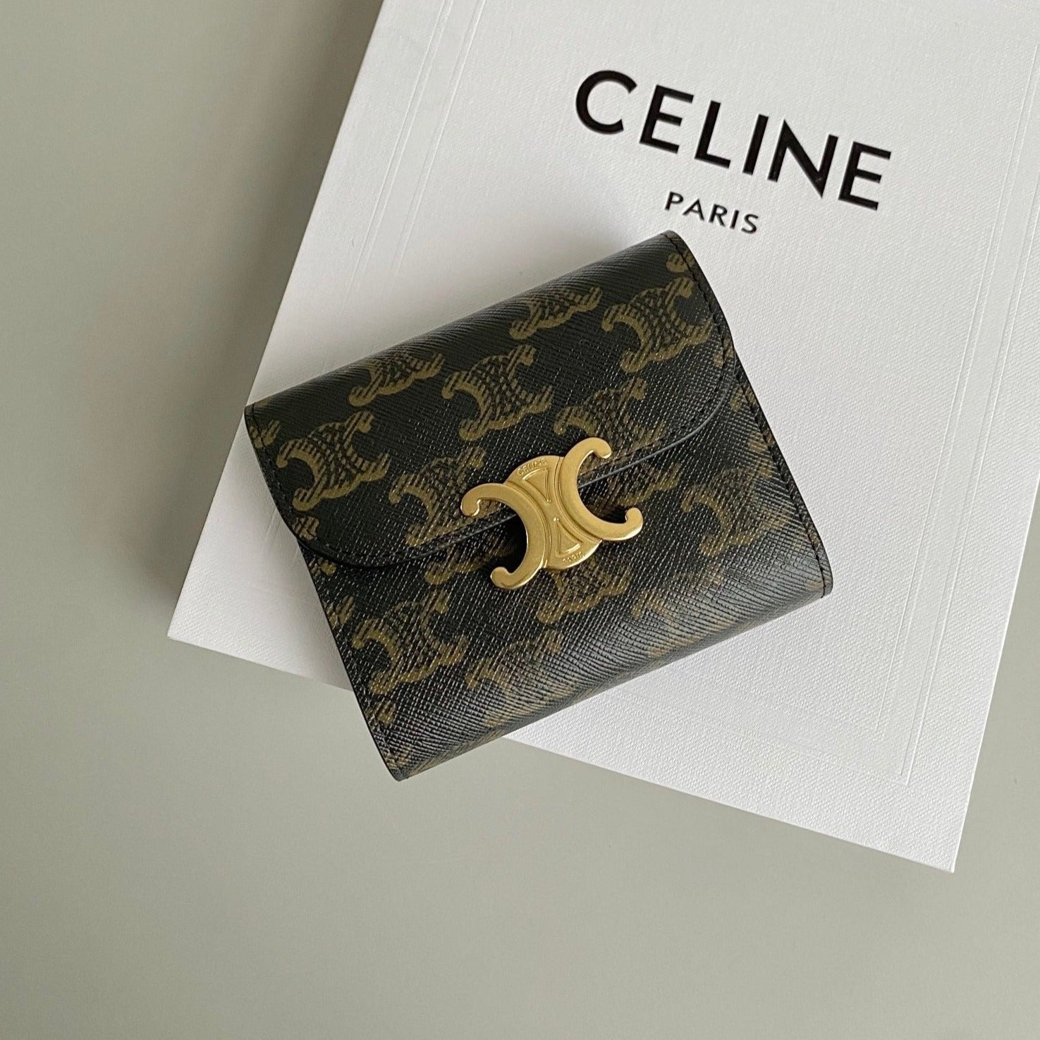 PORTEFEUILLE TRIPHOME 10 TROIS VOLETS EN CUIR DE VEAU OLD FLEUR MARRON