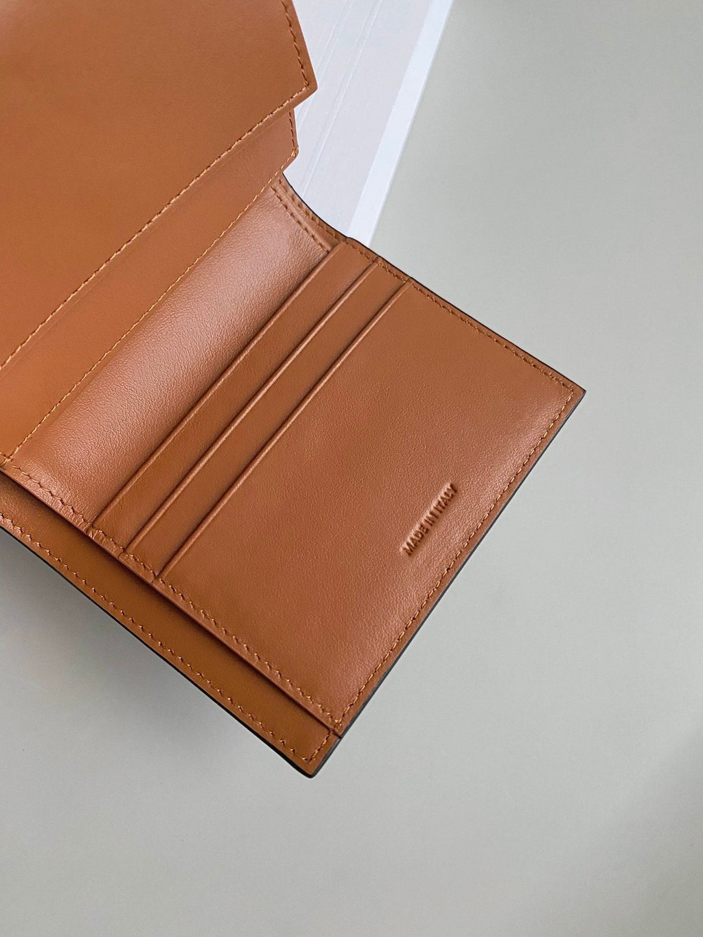 PORTEFEUILLE TRIPHOME 10 TROIS VOLETS EN CUIR DE VEAU OLD FLEUR MARRON