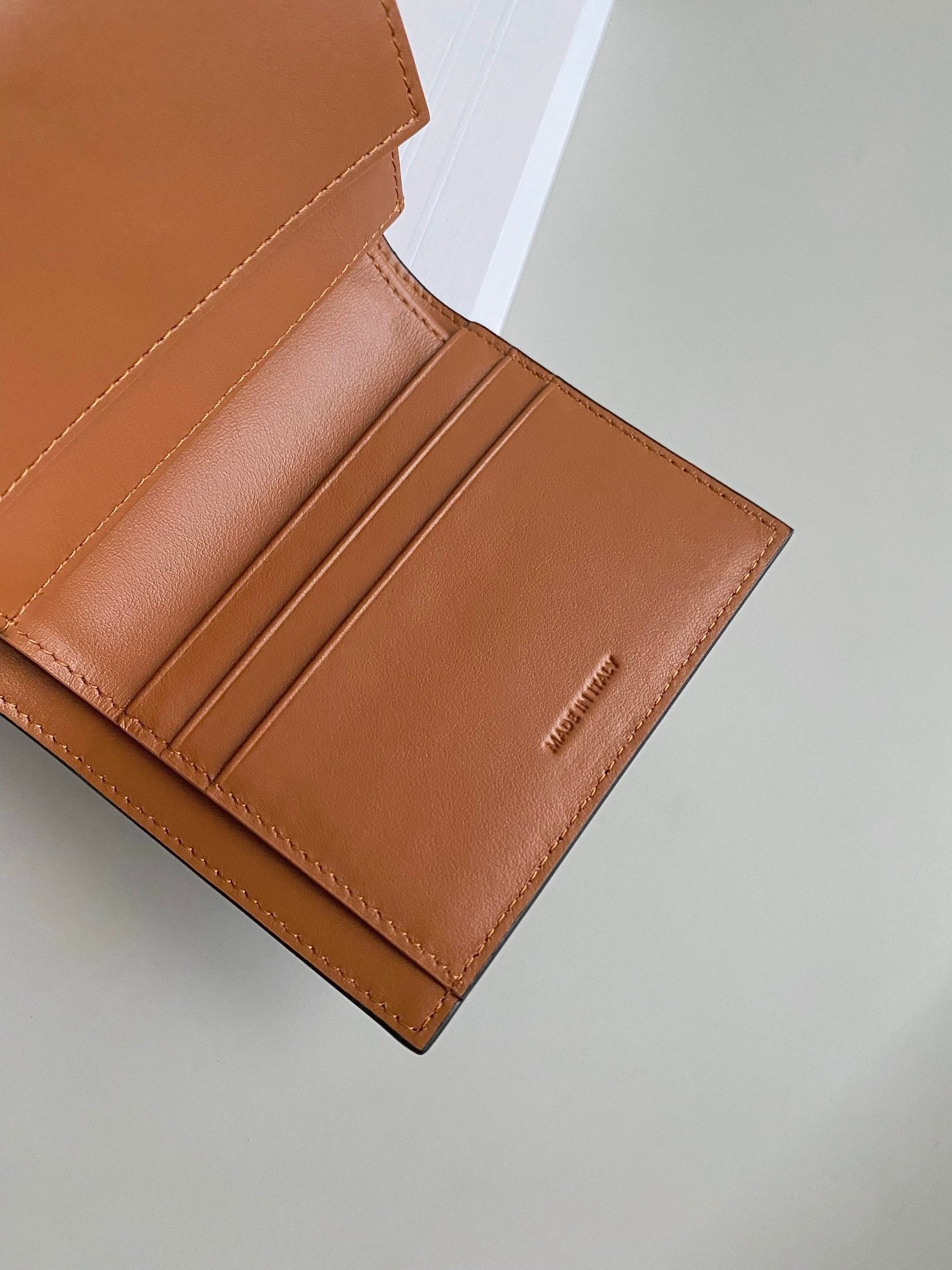 PORTEFEUILLE TRIPHOME 10 TROIS VOLETS EN CUIR DE VEAU OLD FLEUR MARRON