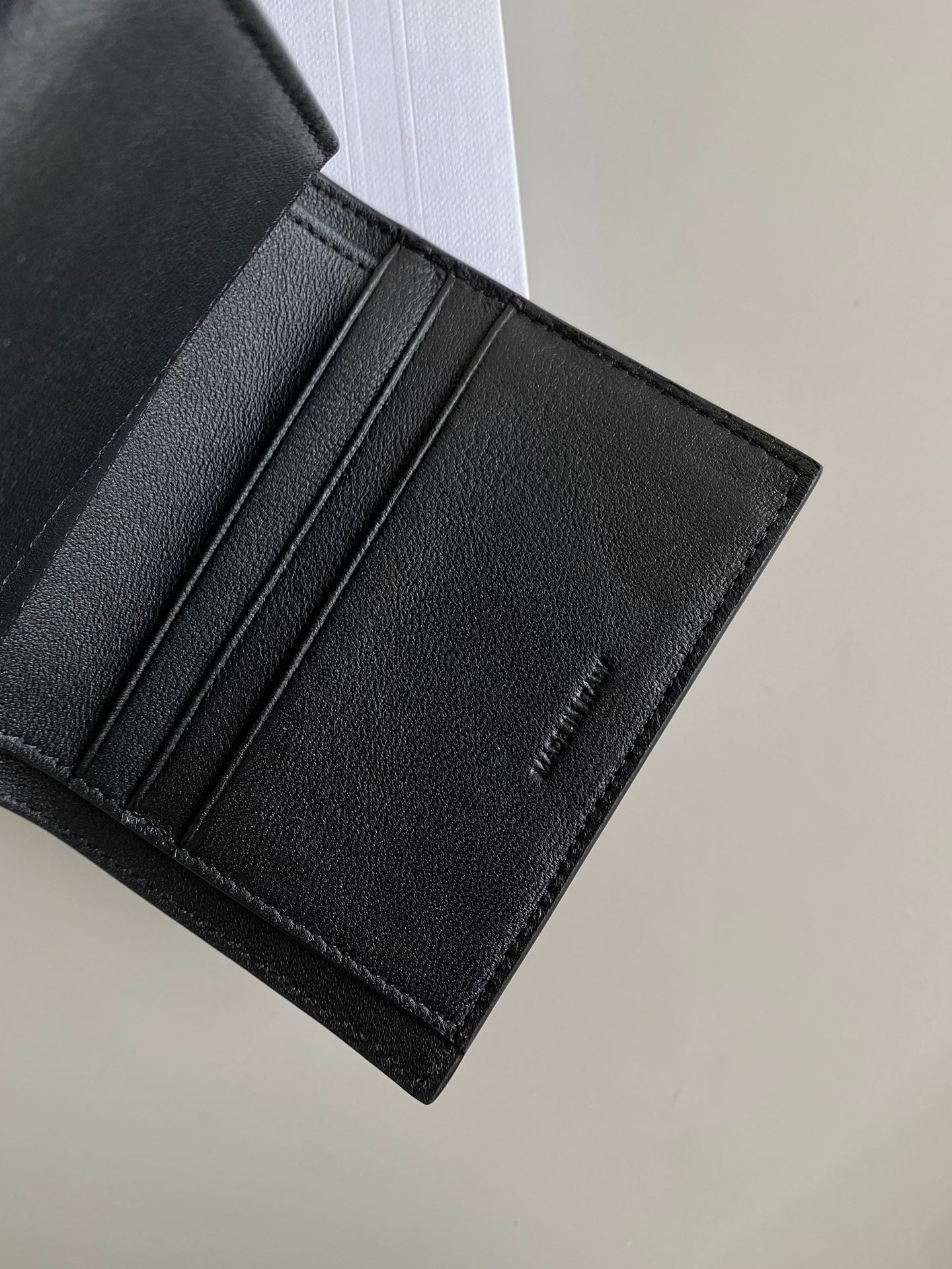 PORTEFEUILLE TRIPHOME 10 TROIS VOLETS EN CUIR DE VEAU NOIR