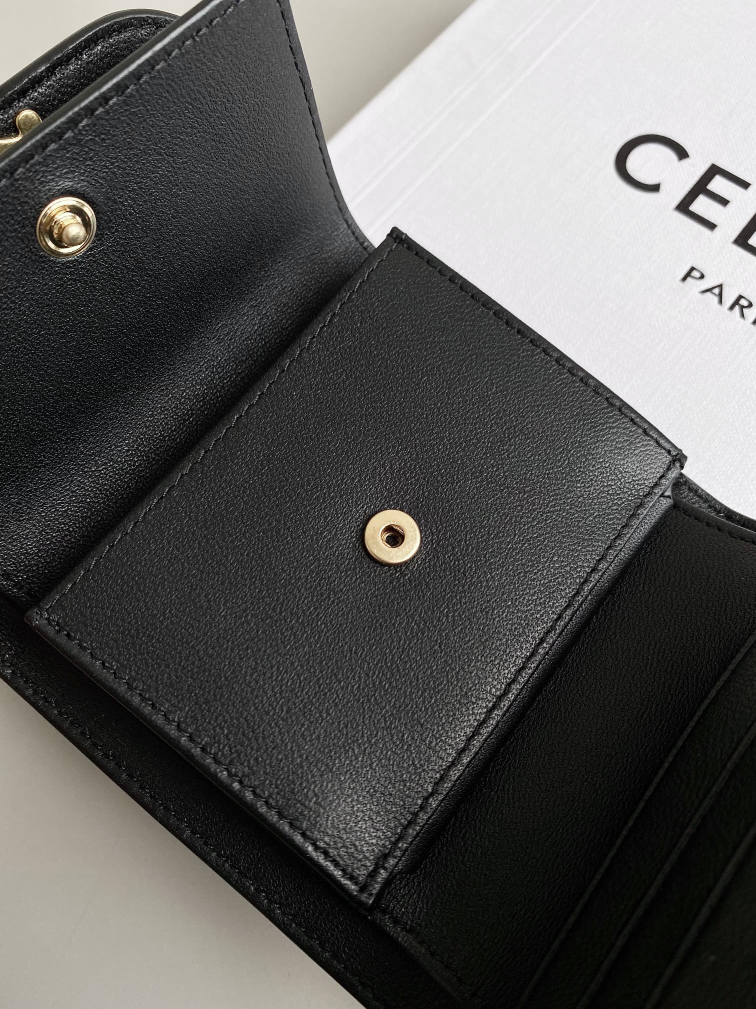 PORTEFEUILLE TRIPHOME 10 TROIS VOLETS EN CUIR DE VEAU NOIR