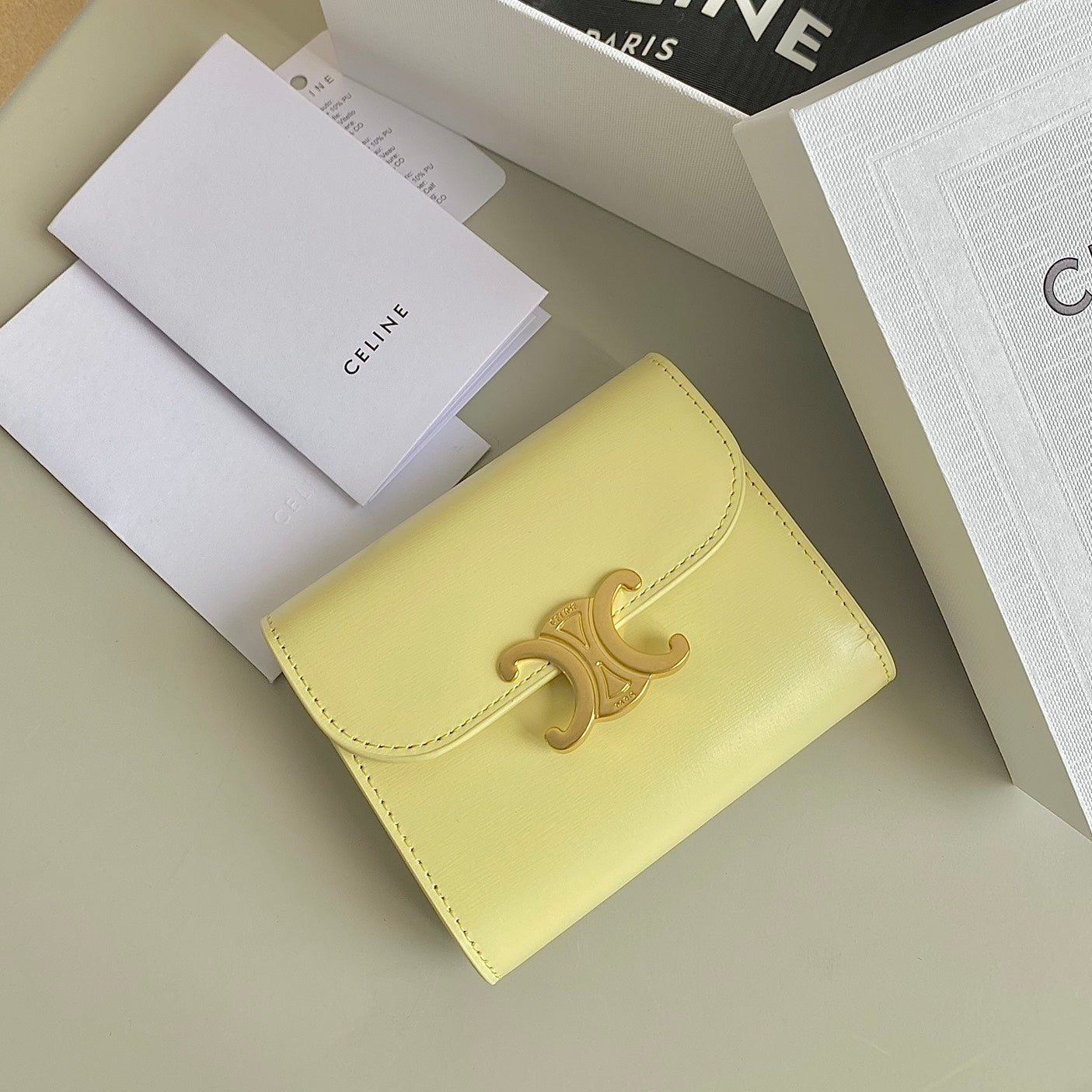 PORTEFEUILLE TRIPHOME 10 TROIS VOLETS EN CUIR DE VEAU JAUNE PASTEL