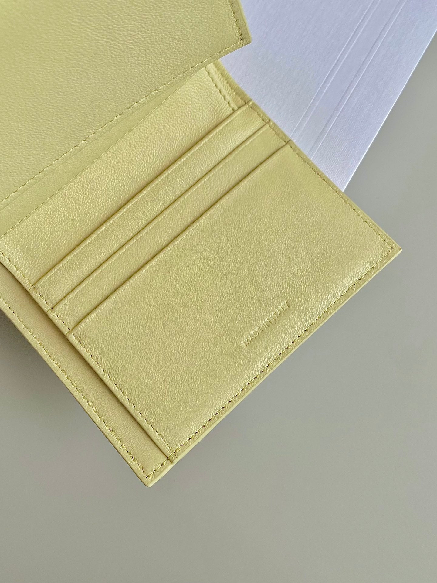 PORTEFEUILLE TRIPHOME 10 TROIS VOLETS EN CUIR DE VEAU JAUNE PASTEL