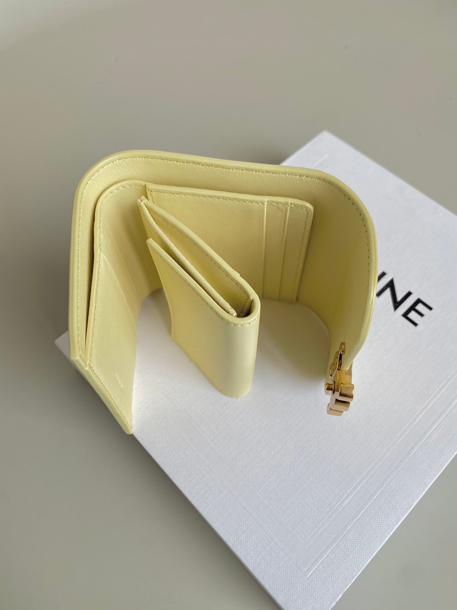 PORTEFEUILLE TRIPHOME 10 TROIS VOLETS EN CUIR DE VEAU JAUNE PASTEL