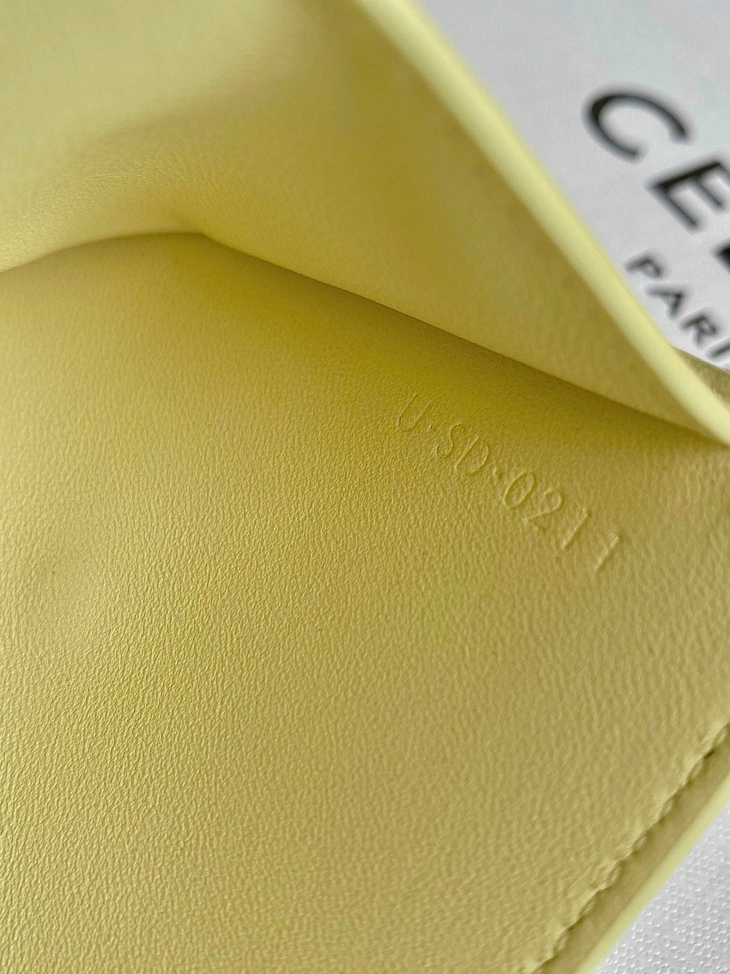 PORTEFEUILLE TRIPHOME 10 TROIS VOLETS EN CUIR DE VEAU JAUNE PASTEL