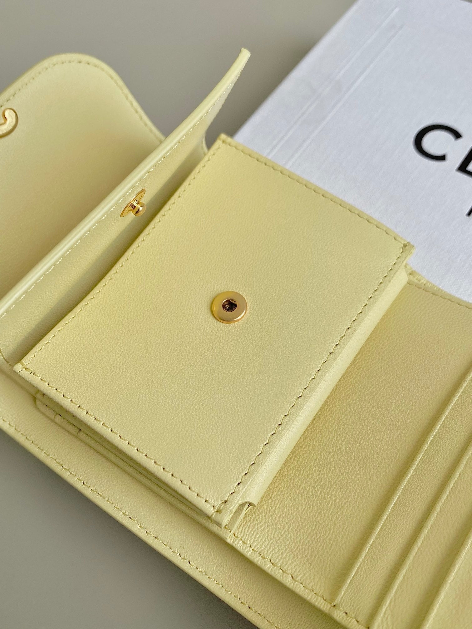 PORTEFEUILLE TRIPHOME 10 TROIS VOLETS EN CUIR DE VEAU JAUNE PASTEL