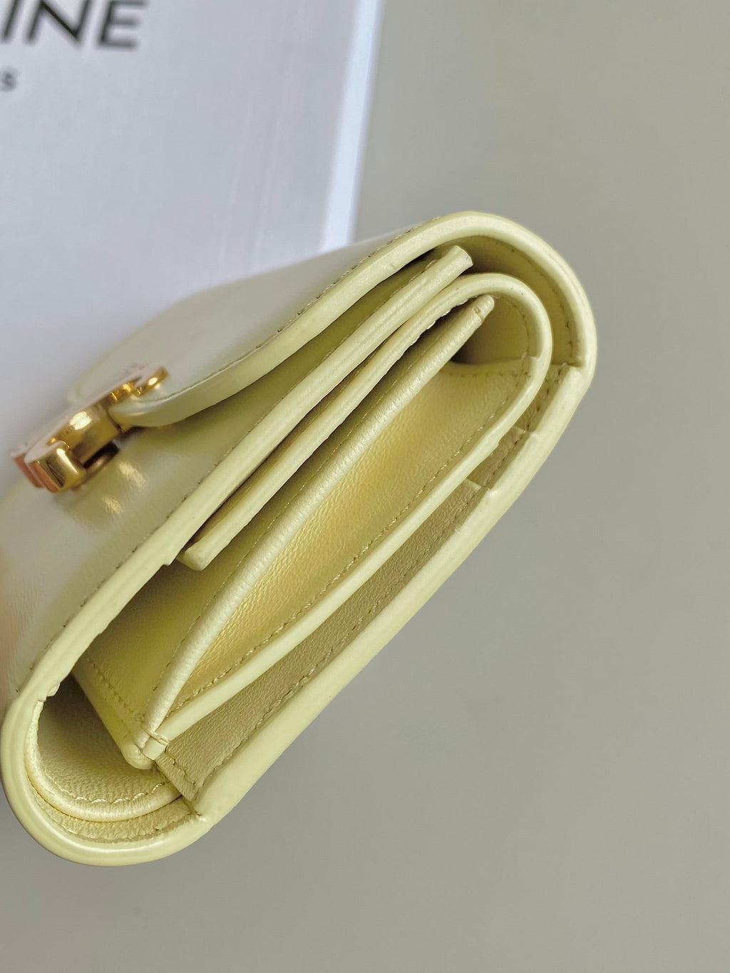 PORTEFEUILLE TRIPHOME 10 TROIS VOLETS EN CUIR DE VEAU JAUNE PASTEL