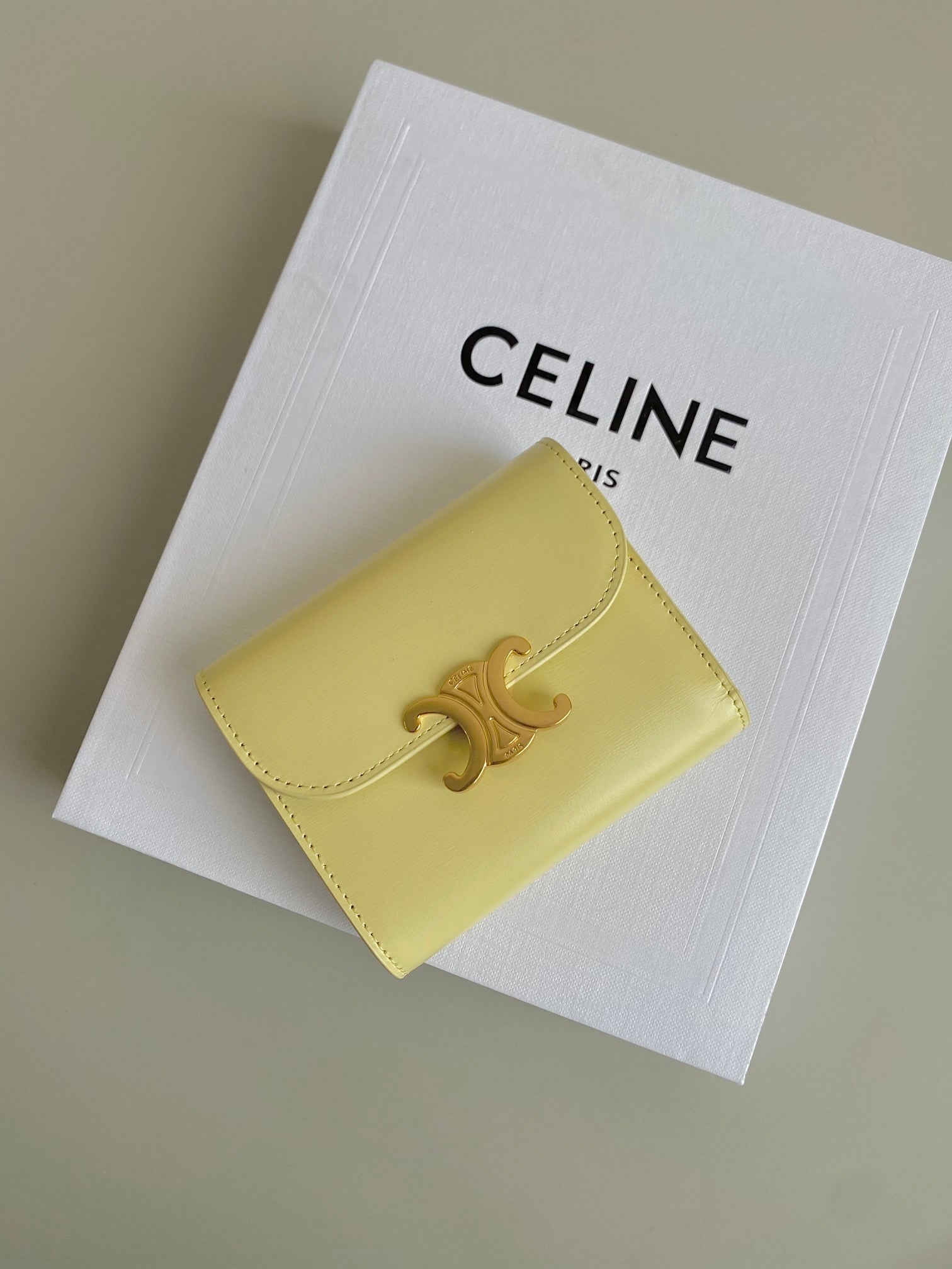PORTEFEUILLE TRIPHOME 10 TROIS VOLETS EN CUIR DE VEAU JAUNE PASTEL