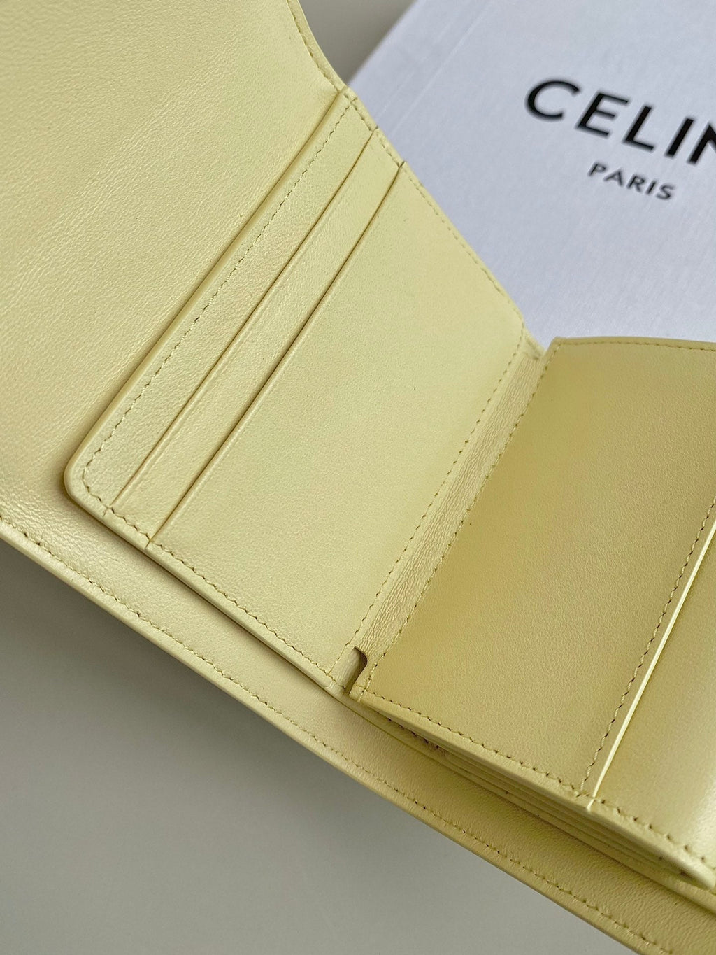 PORTEFEUILLE TRIPHOME 10 TROIS VOLETS EN CUIR DE VEAU JAUNE PASTEL